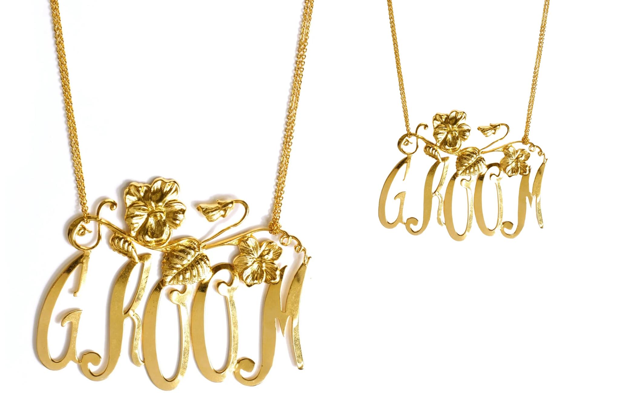 Collana con targhetta barocca da sposo in oro 24K - Design floreale in ottone In condizioni Nuovo in vendita a Miami Beach, FL