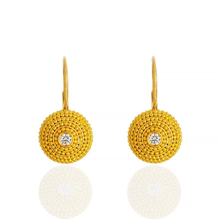 Handgefertigte halbkugelförmige Diamant-Ohrringe aus 24 Karat Gold im  Angebot bei 1stDibs