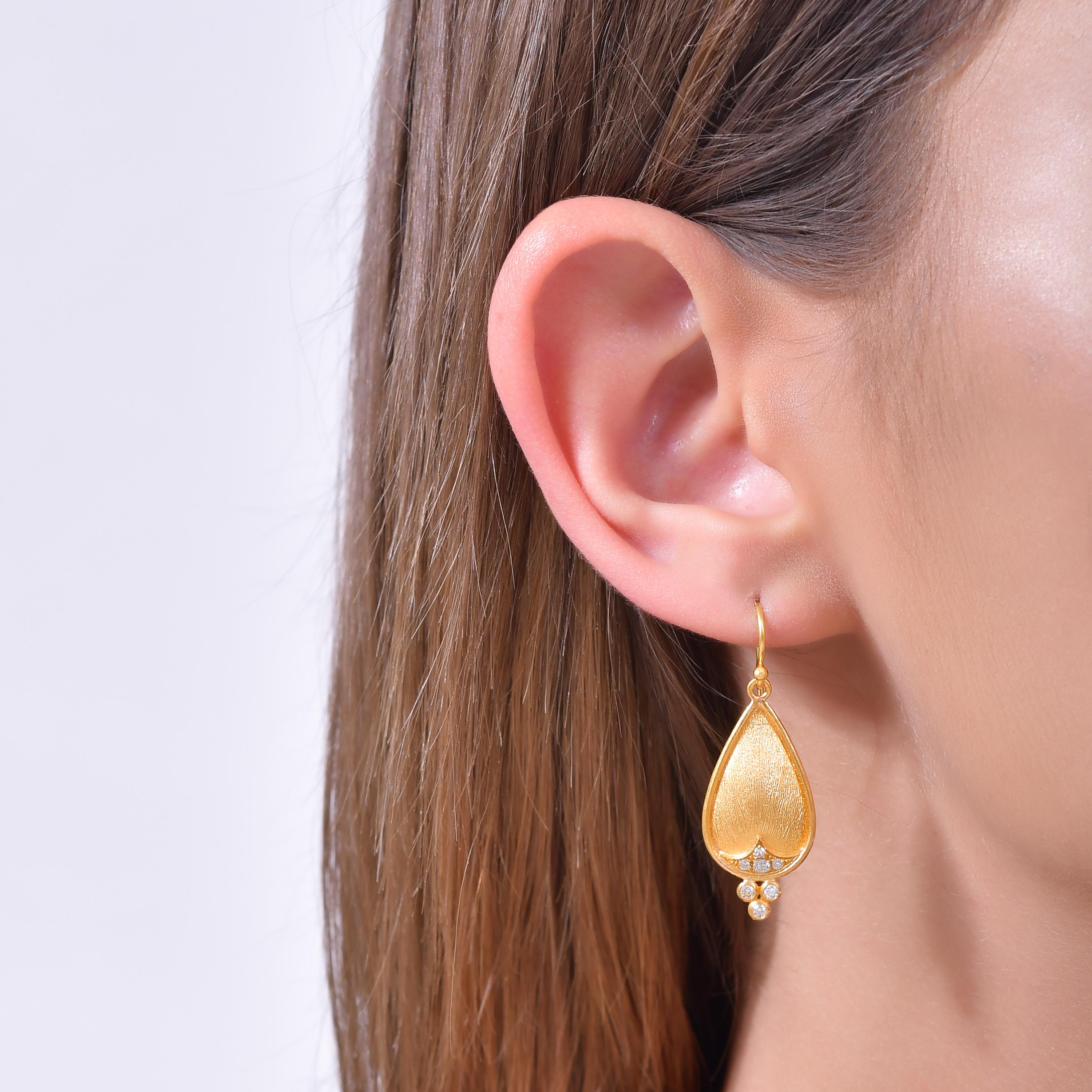 Diamonds (0.28 Carats) 

Crafted with timeless elegance, this 24 karat gold jewelry piece draws inspiration from the ancient civilizations of Anatolia, where empires like the Greeks, Romans, Byzantines, and Ottomans shaped history and beauty. With