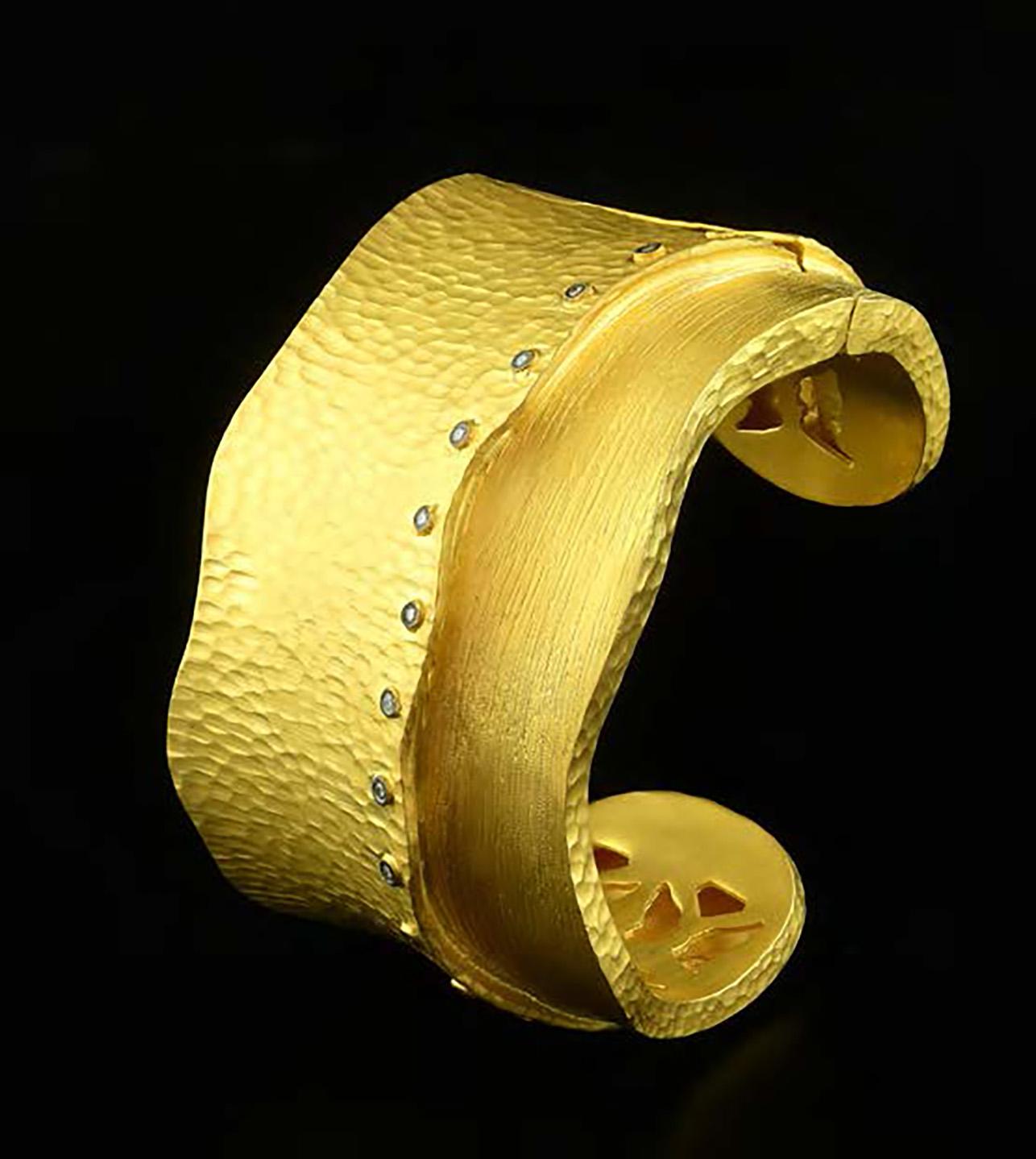 Taille ronde Kurtulan Bracelet jonc à charnières en or 24 carats avec diamants en vente