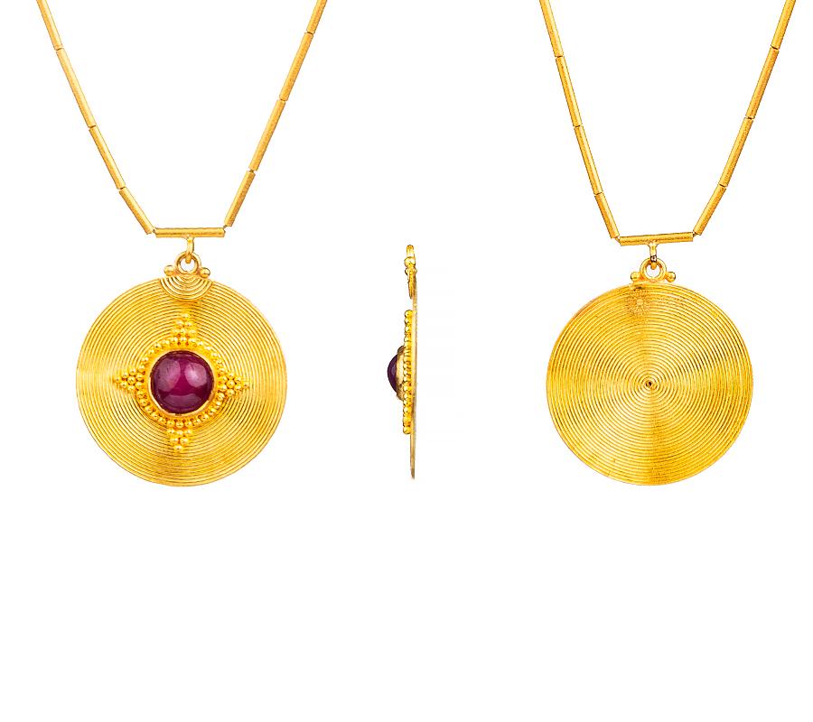 
24k Gold Lentil tube chain with wire wrapped round shape pendant adorned with cabochon ruby. Handcrafted by our skilful craftsmen. Inspired by ancient Ghana jewelry.
Weight of Gold : 9.38 gr
Cabochon Ruby :  1.75 ct 
Lenght of the Necklace : 44 cm