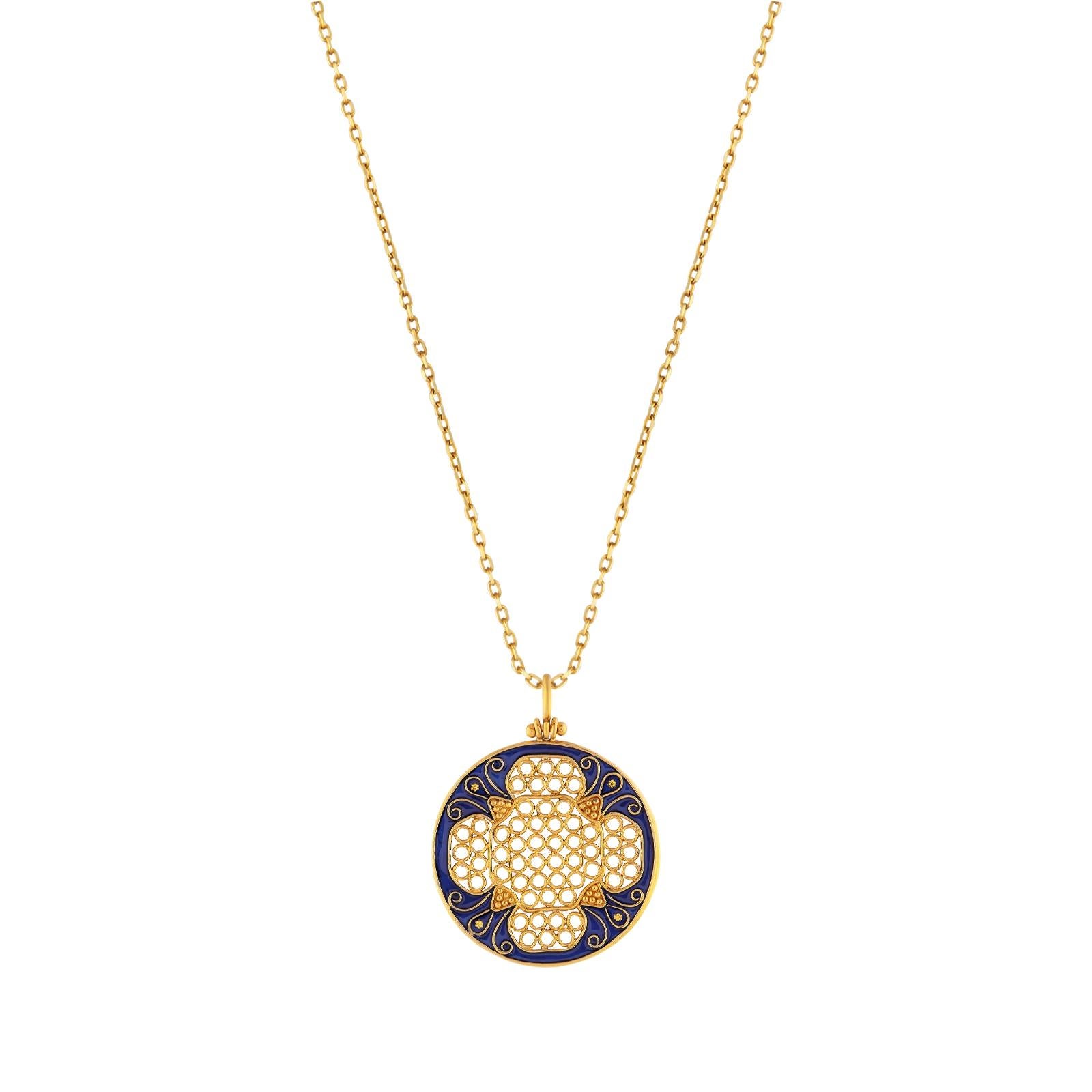 24k Gold Medallion for Women with Dark Blue Enamel In New Condition For Sale In İstanbul, TR