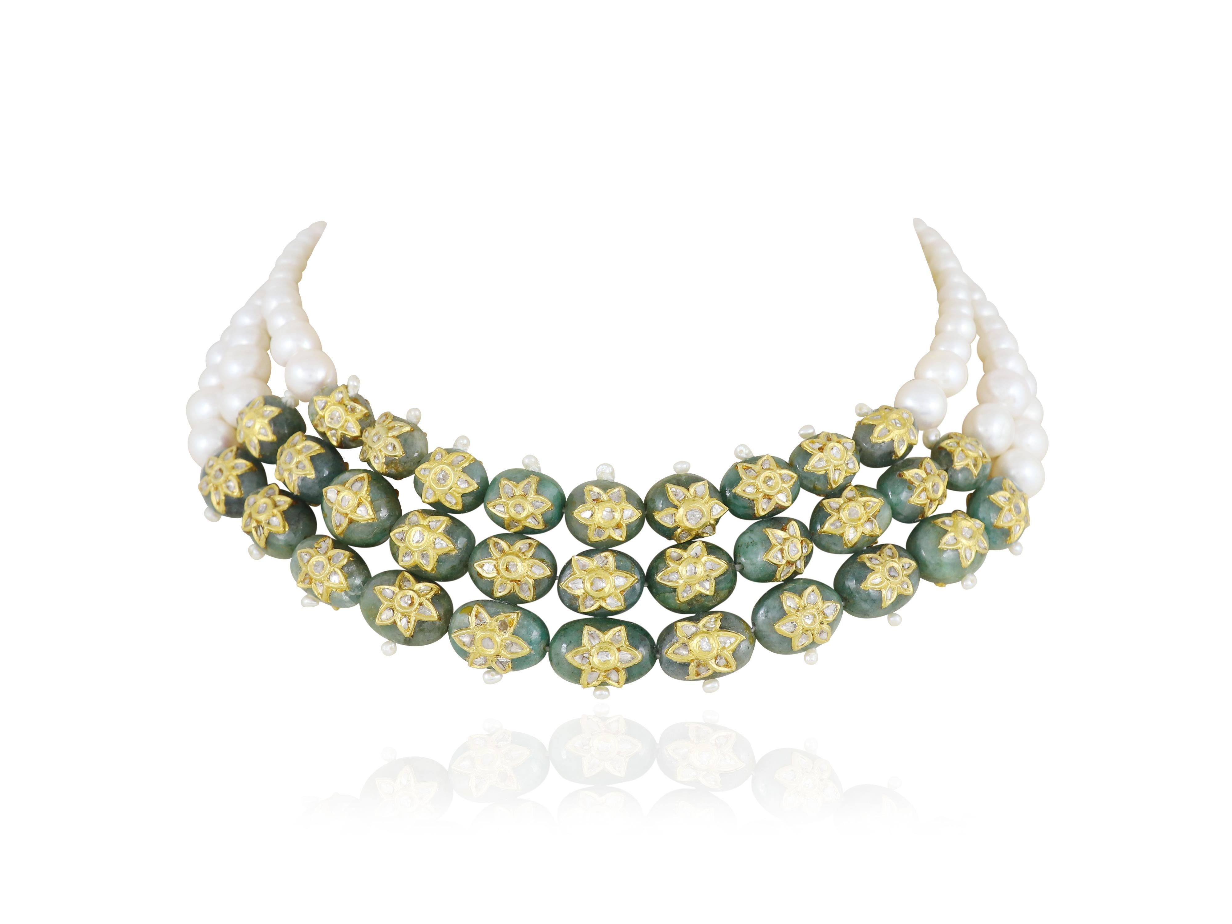Burattato Girocollo con smeraldo indiano Mughal in oro 24K con perle e diamanti in vendita