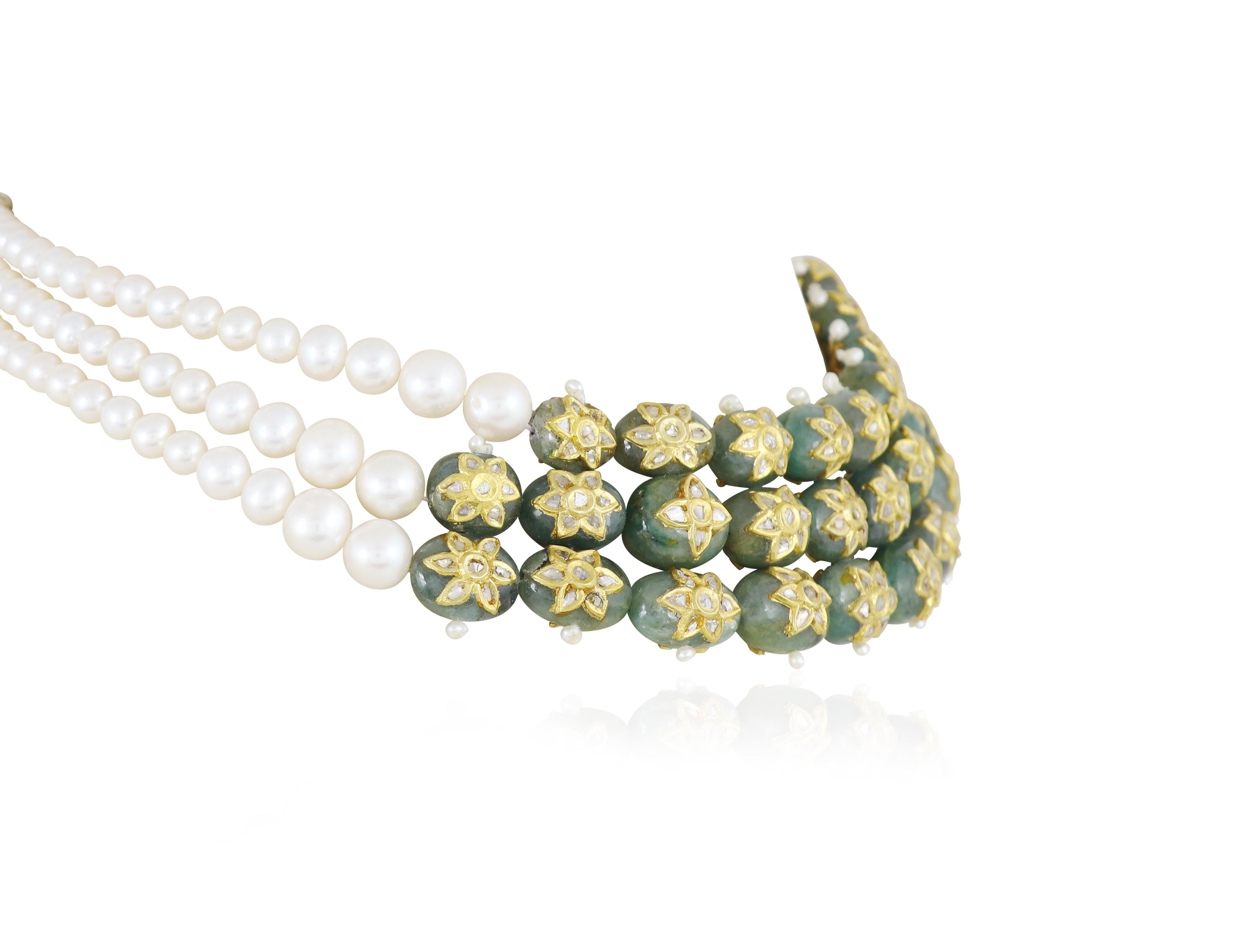 Donna Girocollo con smeraldo indiano Mughal in oro 24K con perle e diamanti in vendita