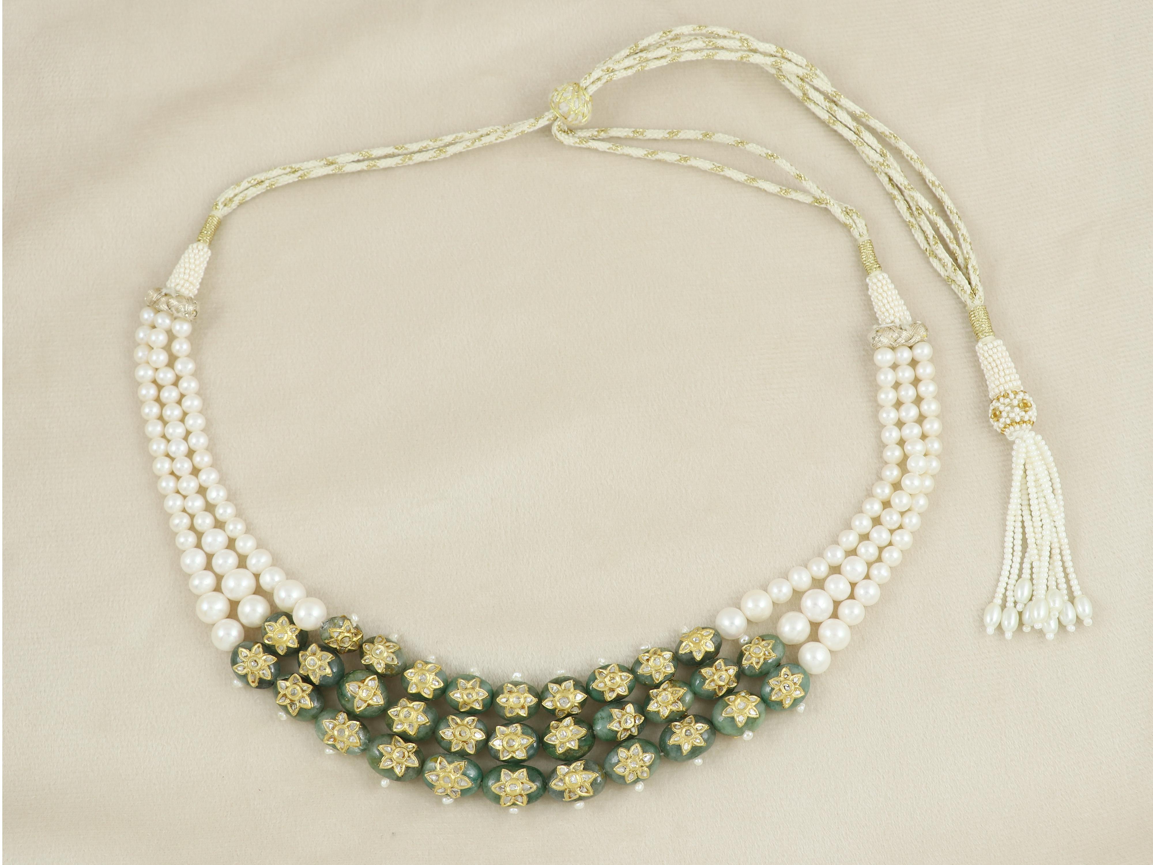 Girocollo con smeraldo indiano Mughal in oro 24K con perle e diamanti in vendita 3