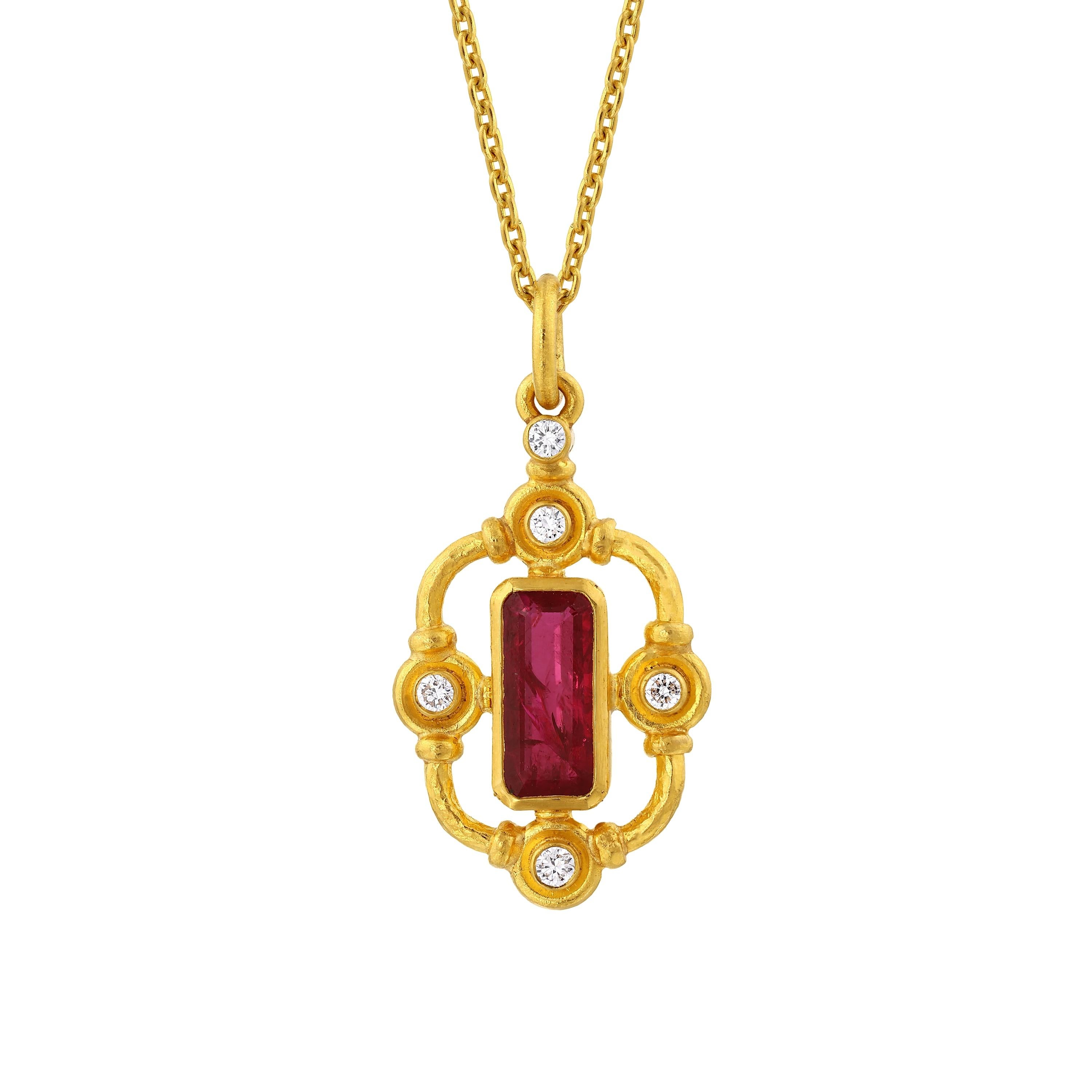 Romano classico Ciondolo in oro 24k da donna con rubino taglio baguette e diamanti in vendita