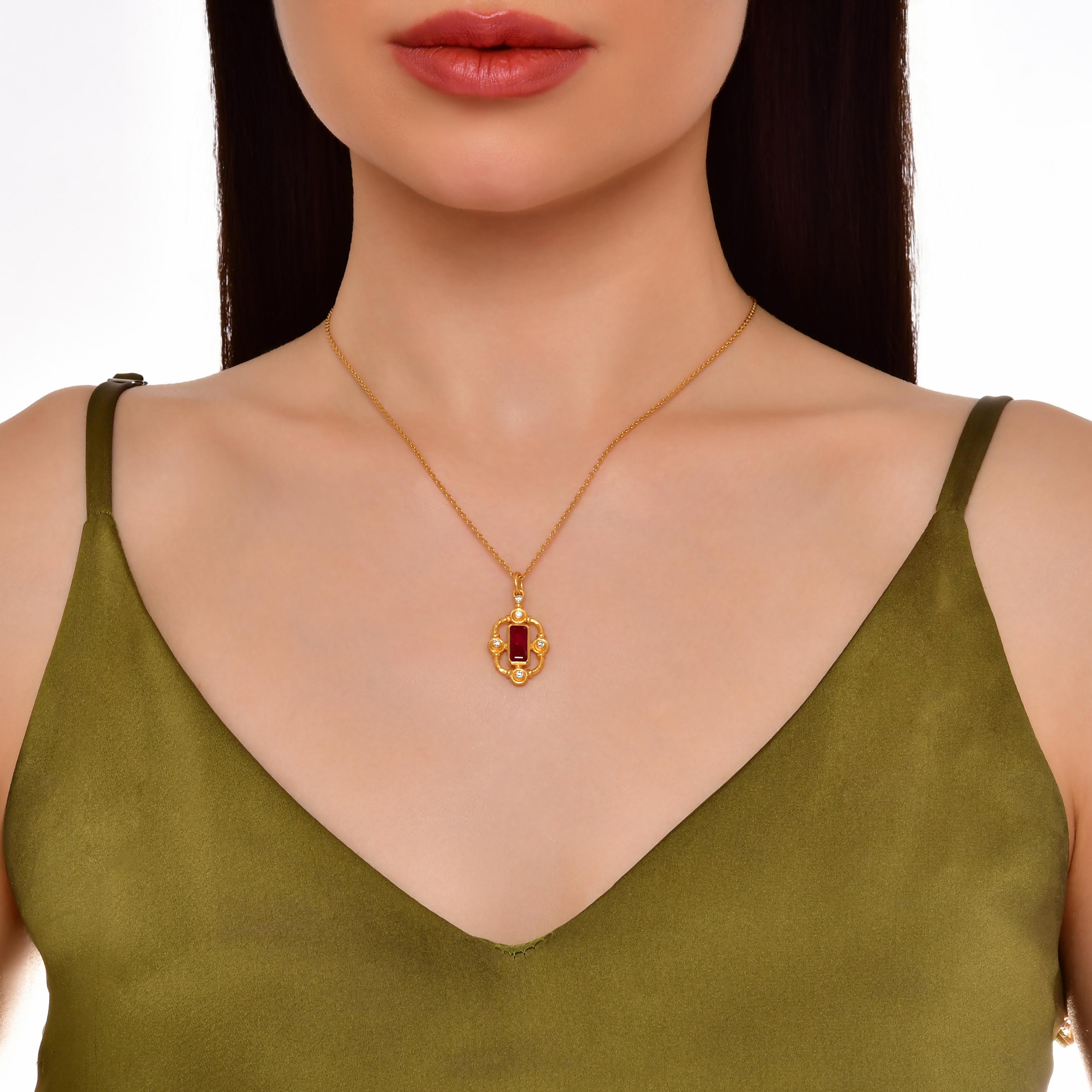 Taglio baguette Ciondolo in oro 24k da donna con rubino taglio baguette e diamanti in vendita