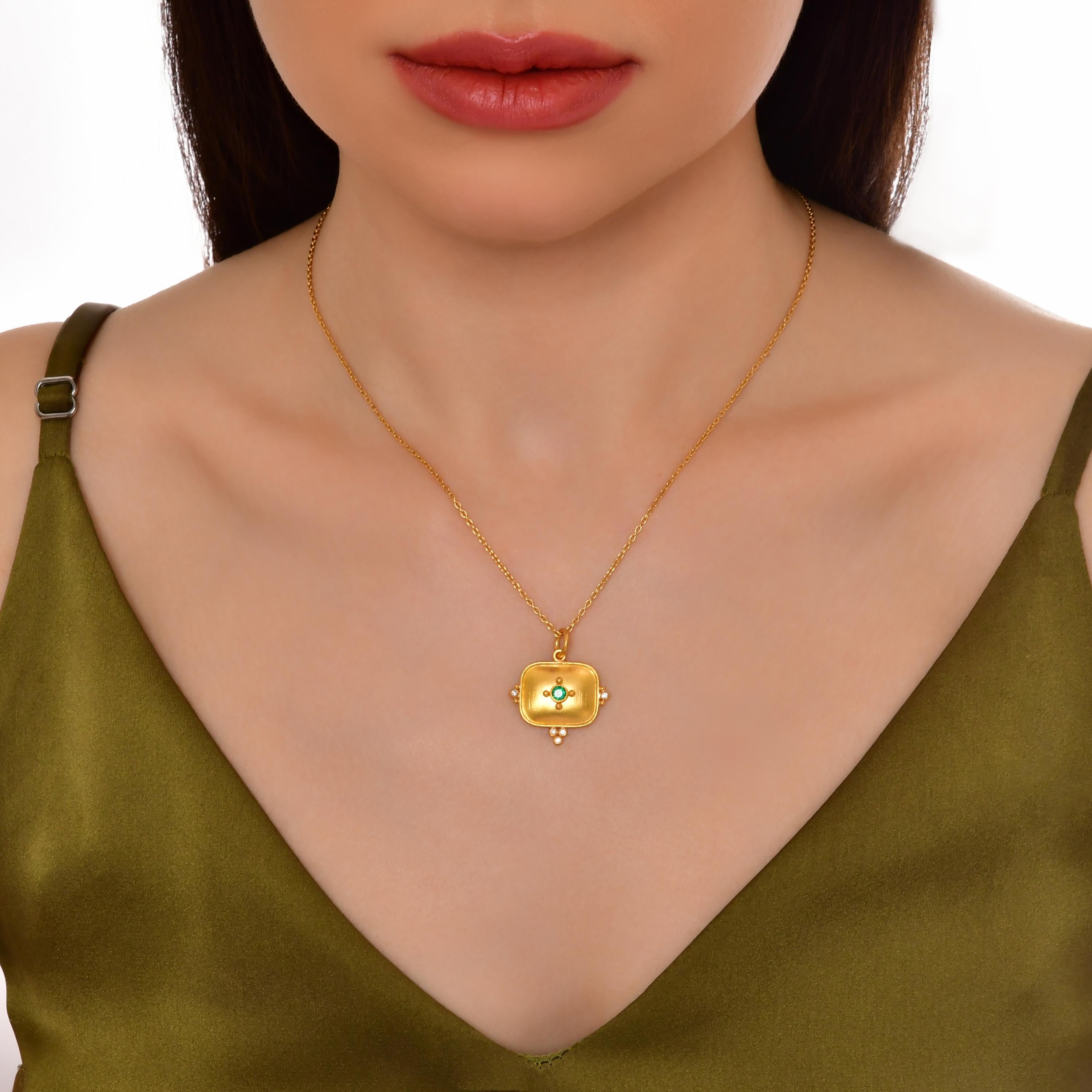 Brilliant Cut 24k Gold Pendant for Women with Emerald and Diamonds For Sale