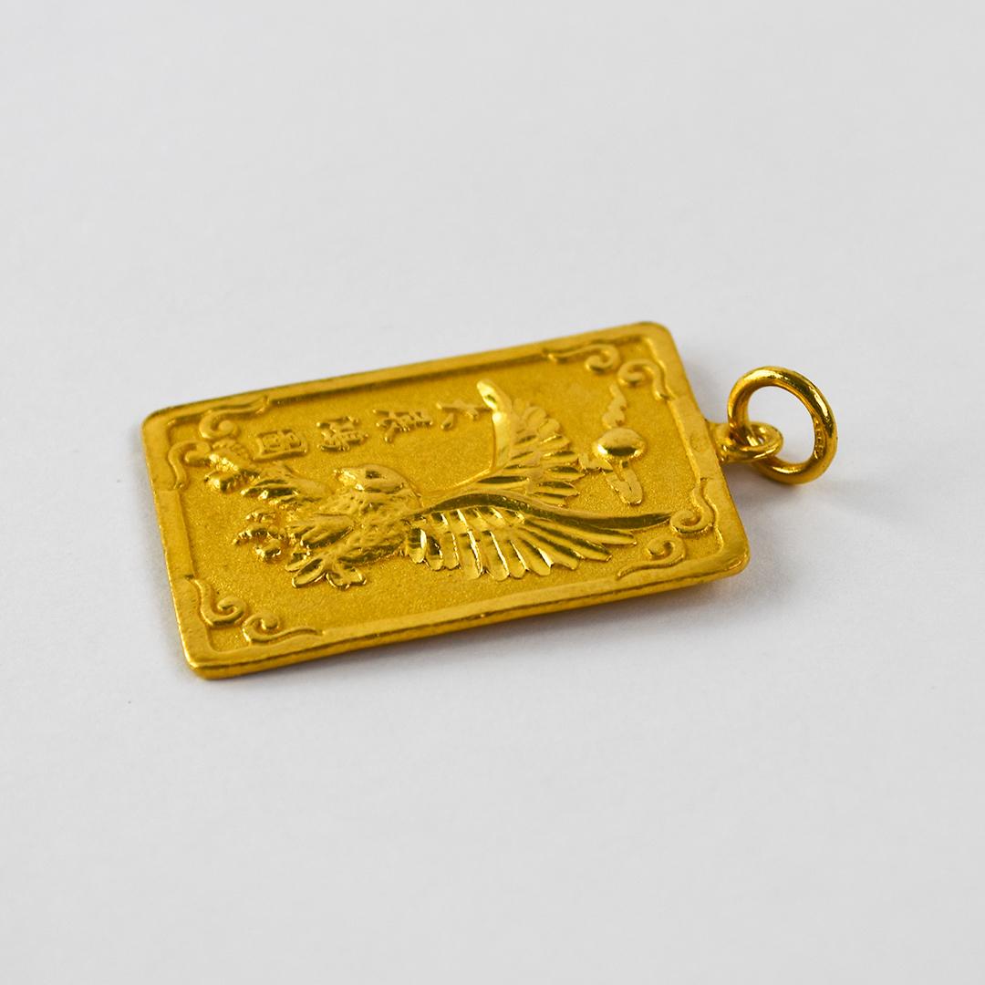 24K Gold Pendant Inscribed in Chinese 大展鴻圖 (Great Ambitions) In Excellent Condition For Sale In Laguna Beach, CA