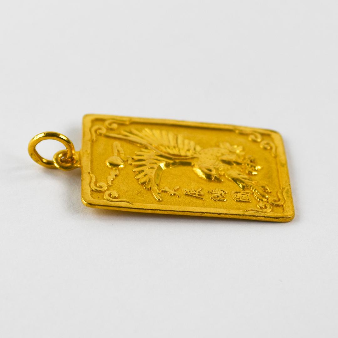 Women's or Men's 24K Gold Pendant Inscribed in Chinese 大展鴻圖 (Great Ambitions) For Sale