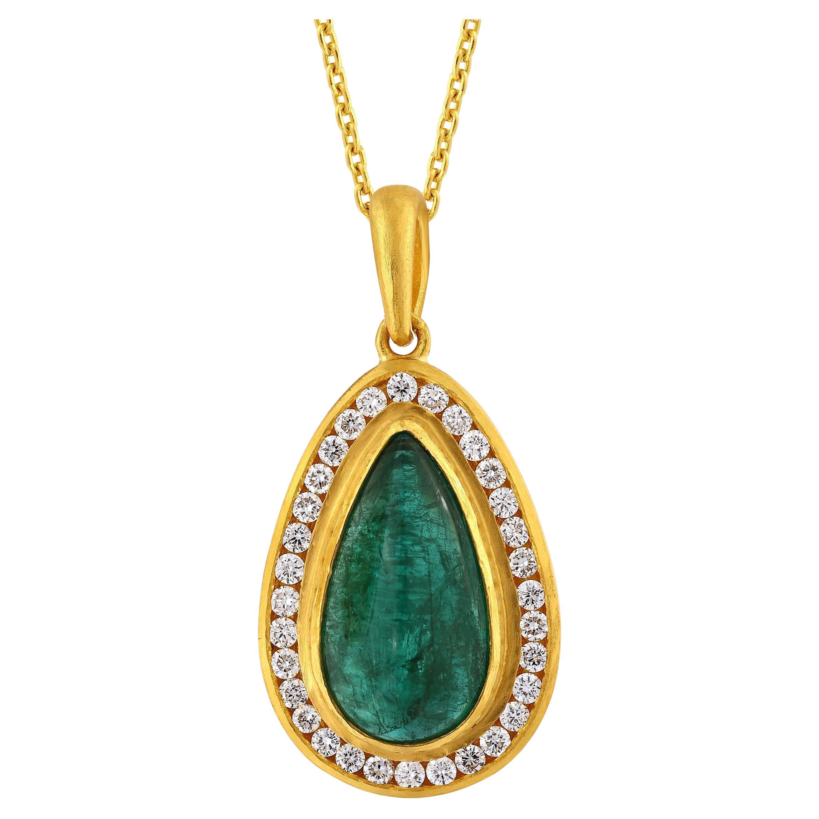 Colgante de Oro de 24K para Mujer con Esmeralda talla cabujón en forma de pera y Diamantes