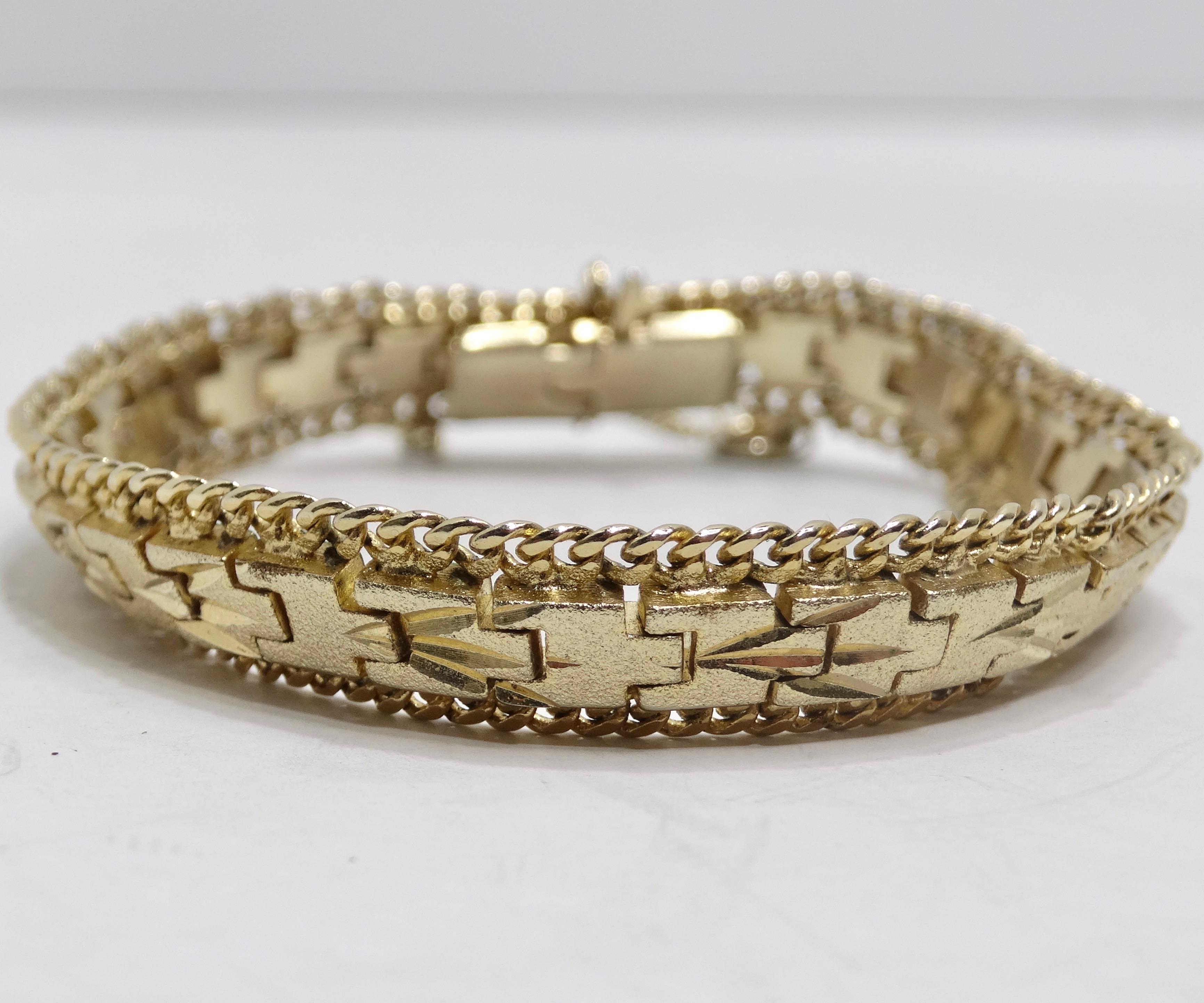 Wir stellen Ihnen ein Armband vor, das über das Gewöhnliche hinausgeht und die Essenz zeitlosen Luxus verkörpert - das 24-karätig vergoldete 1960er-Jahre-Kettenarmband. Dieses wunderschöne Armband zeichnet sich durch ein einzigartiges Gliedermotiv