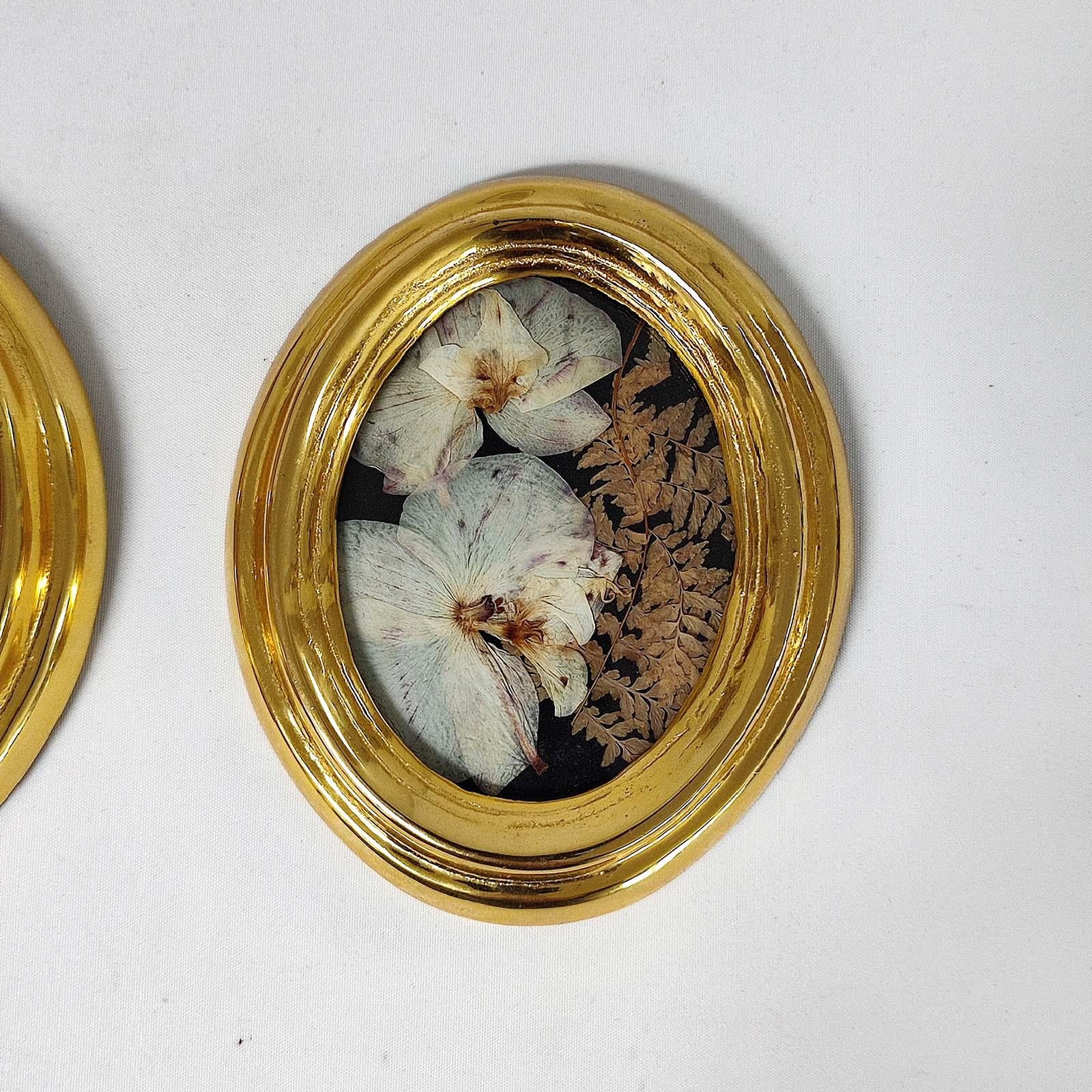 24K Gold Plated Brass Oval Pair of Frames with Real Pressed Flowers In Good Condition For Sale In Bochum, NRW