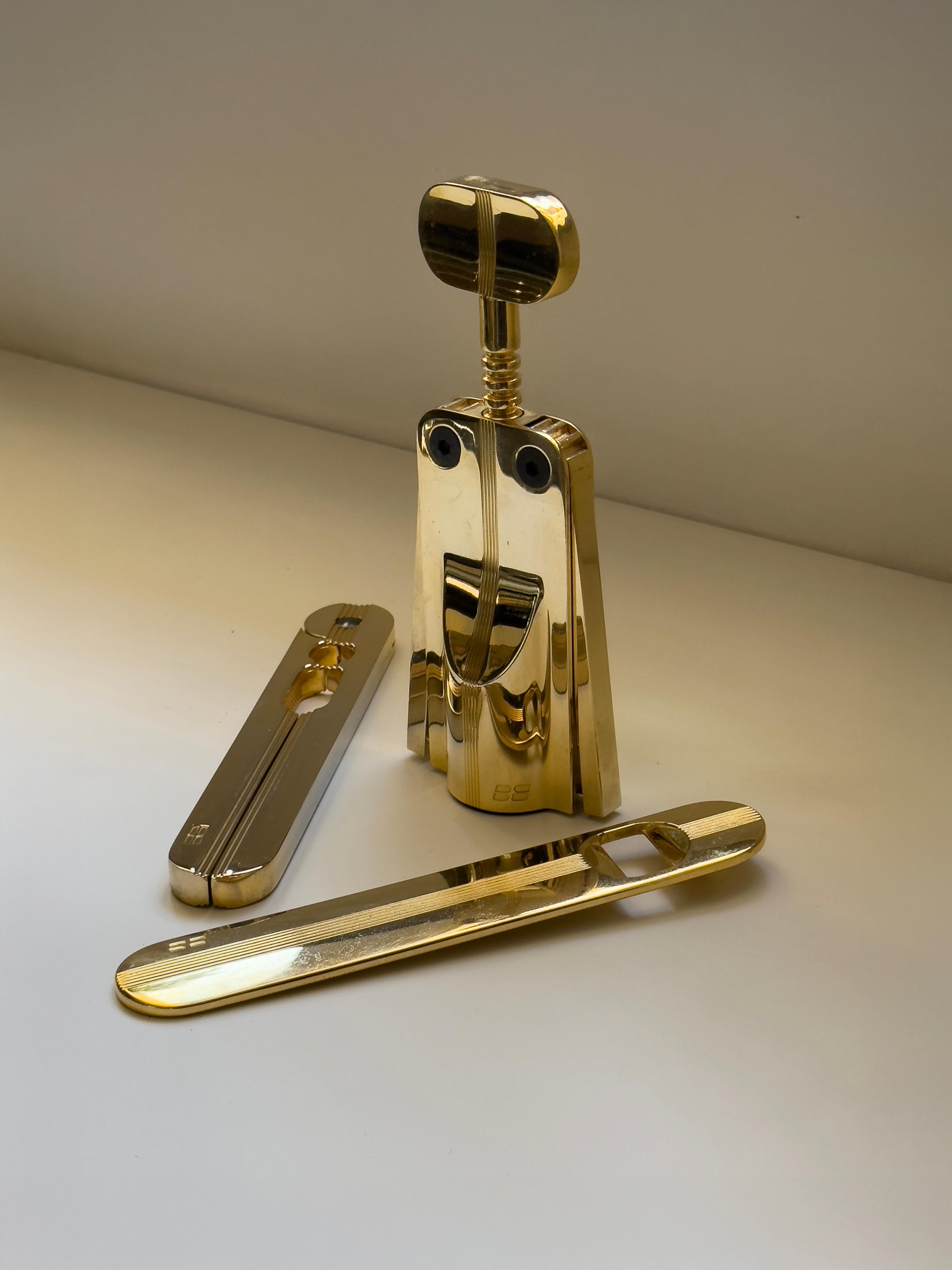 Juego de bebidas chapado en oro de 24 quilates diseñado por Pino Spagnolo para Biesse, Italia 1978.

Los productos Biesse se fabrican mediante fundición inyectada en aleación y se someten a un proceso galvánico de cuatro capas, alcanzando un espesor