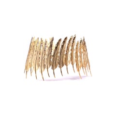 Corona de plumas chapada en oro de 24 quilates