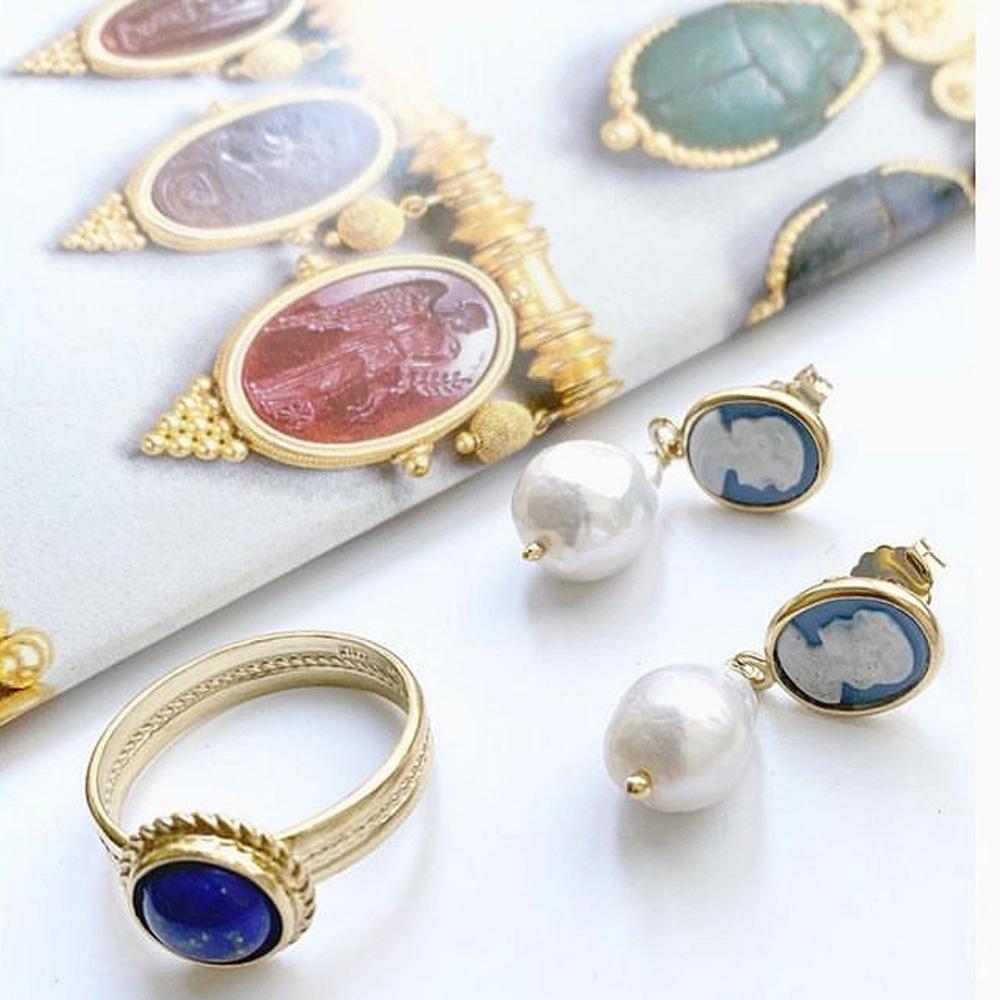 Artisan Mini boucles d'oreilles en goutte en or vermeil 24 carats avec camée bleu ciel et perles en vente