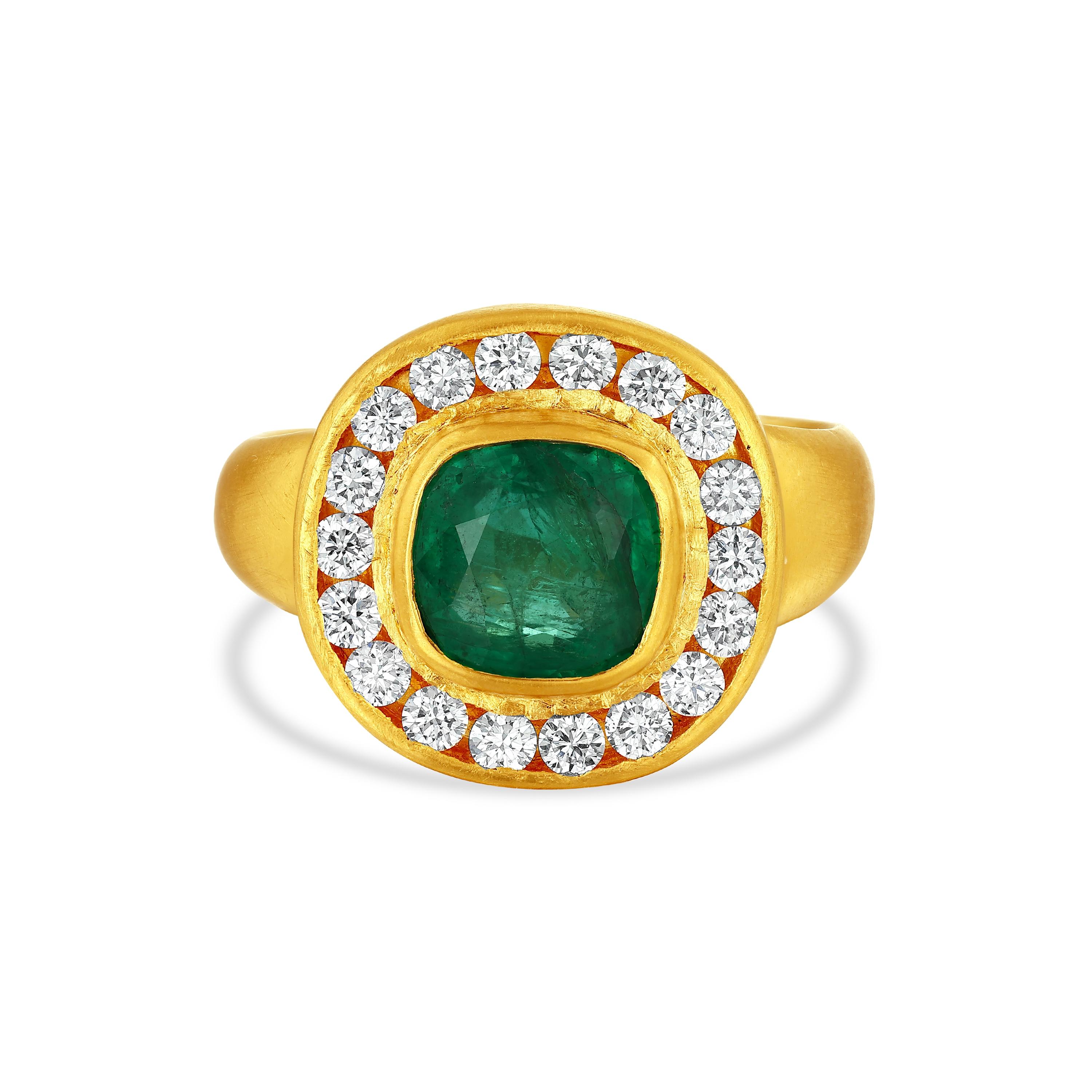Classical Roman 24k Gold Ring for Woman with Cushion Cut Emerald and Diamonds For Sale