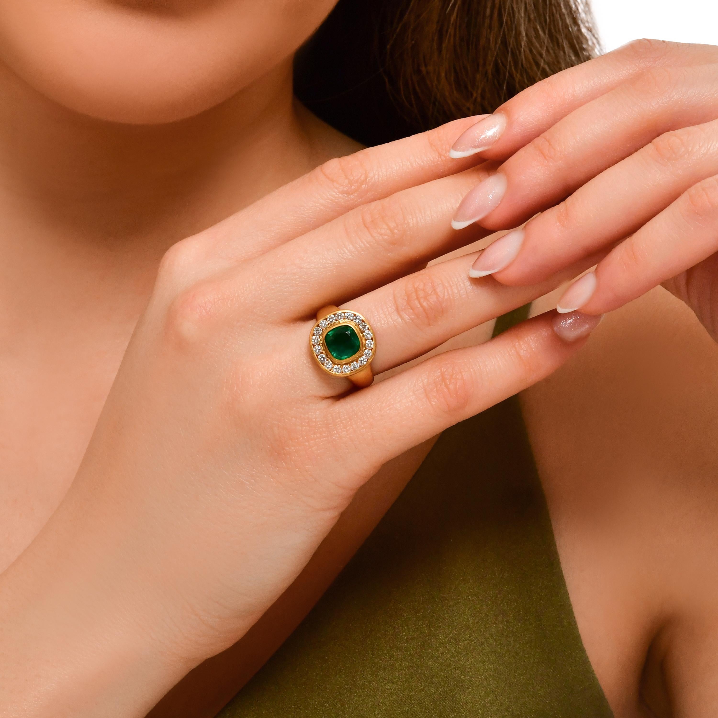 24k Gold Ring for Woman with Cushion Cut Emerald and Diamonds In New Condition For Sale In İstanbul, TR