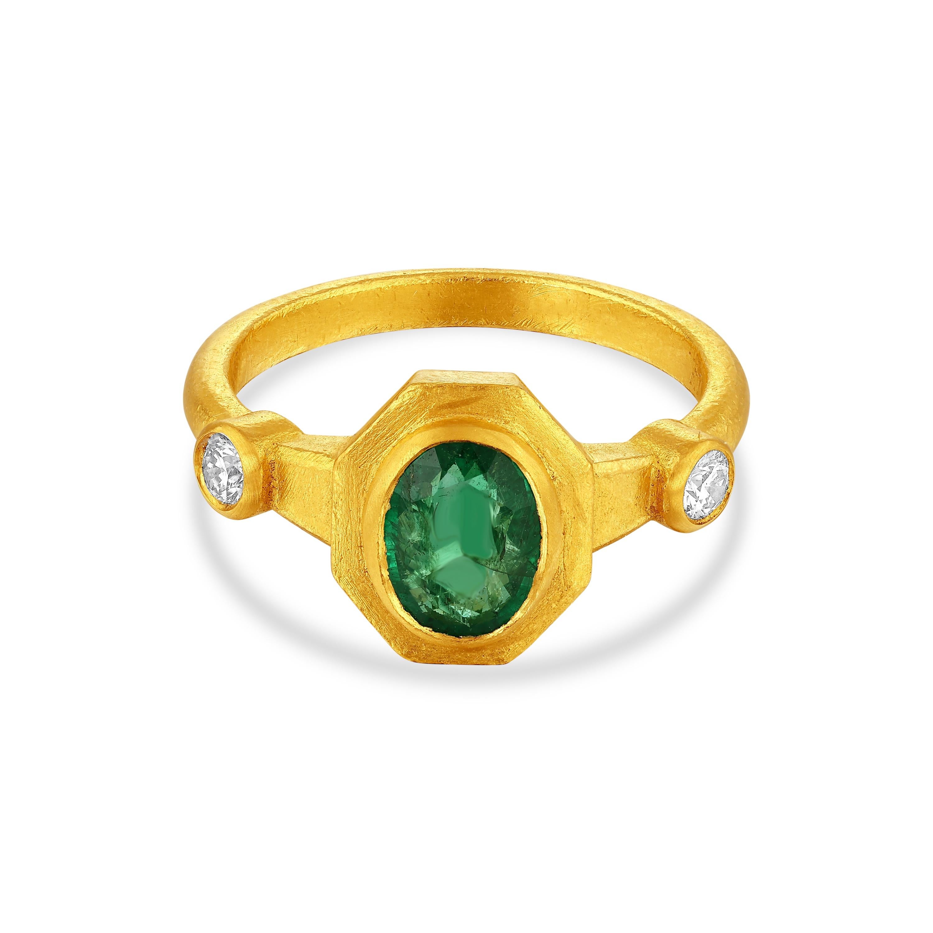 Classical Roman 24k Gold Ring for Woman with Oval Cut Emerald and Diamonds For Sale