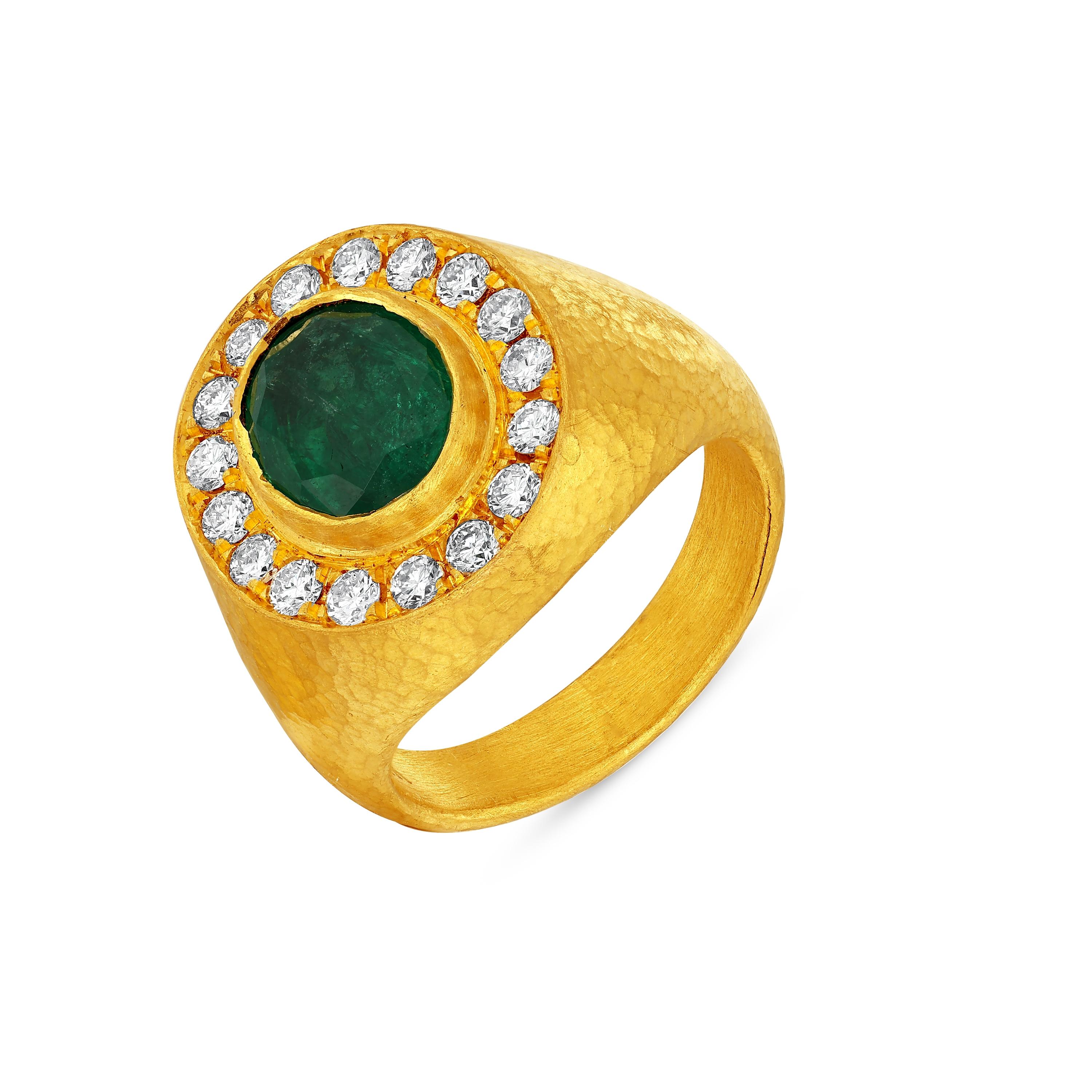 Smaragd (2,11 Karat) und Diamanten (0,69 Karat) 

Dieses mit zeitloser Eleganz gefertigte Schmuckstück aus 24-karätigem Gold ist von den alten Zivilisationen Anatoliens inspiriert, wo Reiche wie die Griechen, Römer, Byzantiner und Osmanen Geschichte
