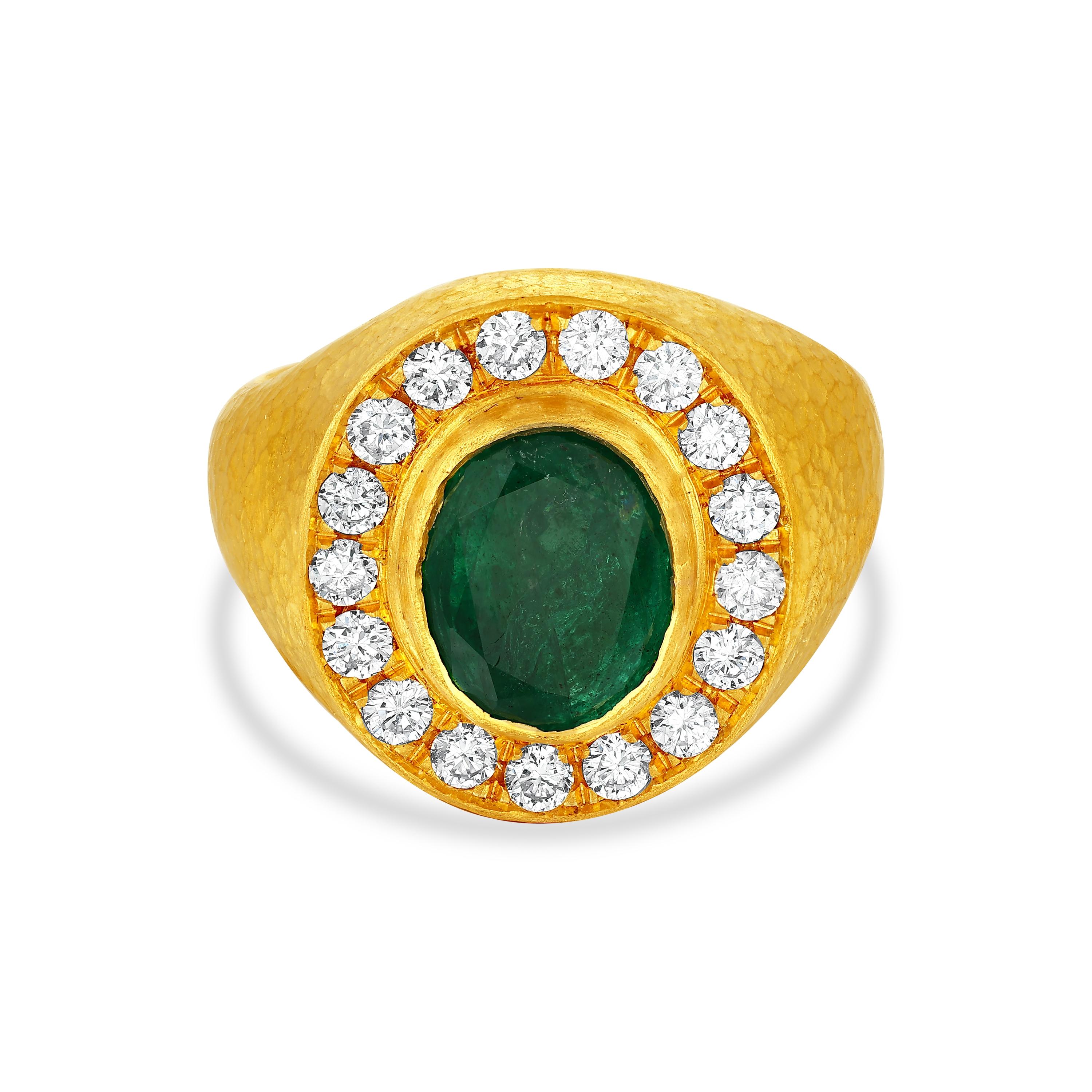 24 Karat Goldring für Damen mit Smaragd im Ovalschliff und Diamanten (Klassisch-römisch) im Angebot
