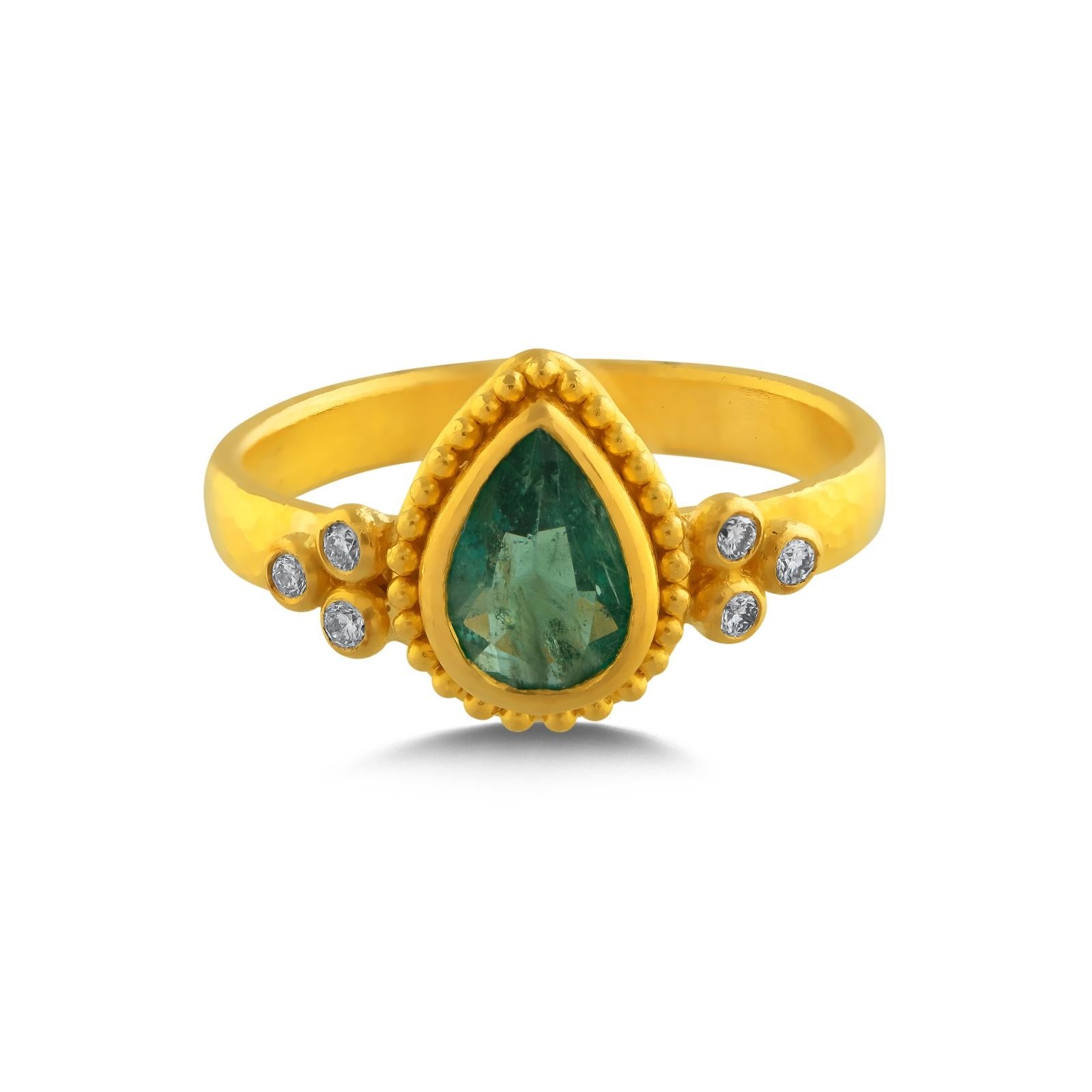 Classical Roman 24k Gold Ring for Women with Pear-Cut Emerald and Diamonds For Sale