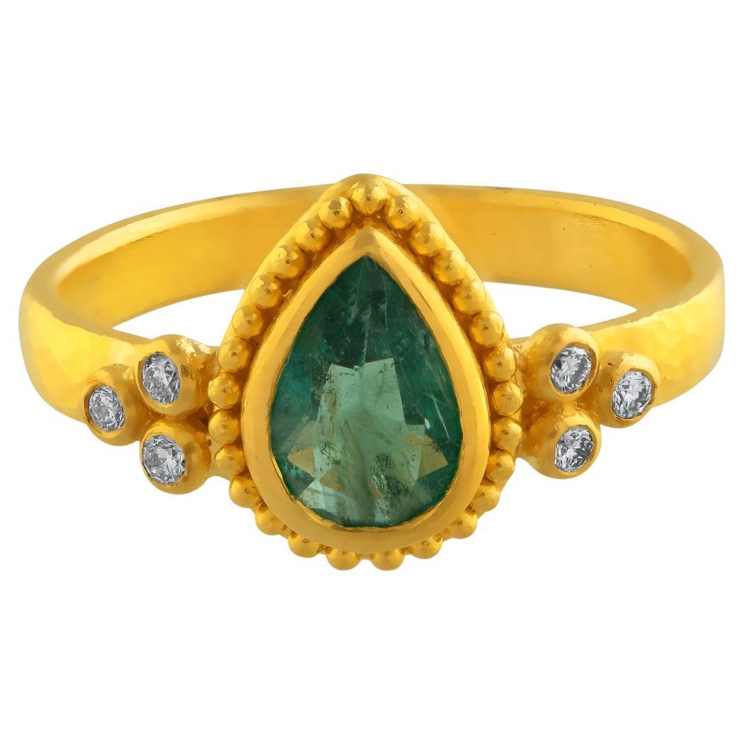 24k Gold Ring for Women with Pear-Cut Emerald and Diamonds For Sale