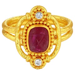 Anello in oro 24k da donna con rubino taglio Sugarloaf e diamanti