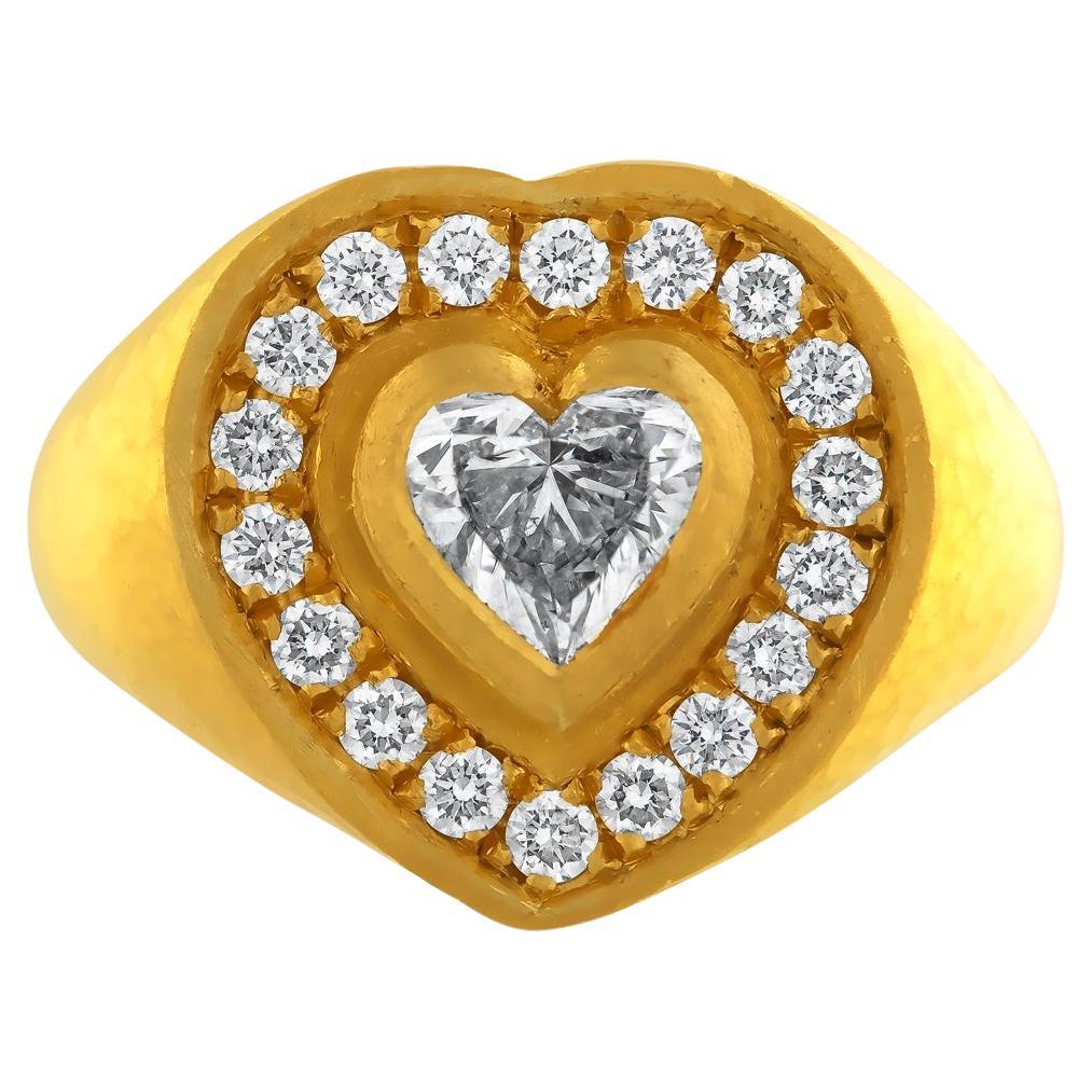 Anillo de oro de 24 quilates para mujer con un diamante talla corazón