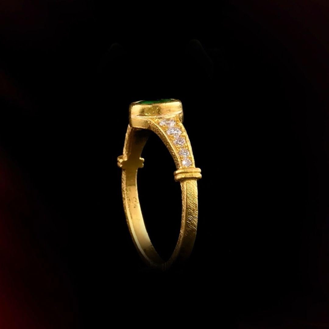 24k Gold Ring for Woman with Emerald and Diamonds In New Condition For Sale In İstanbul, TR