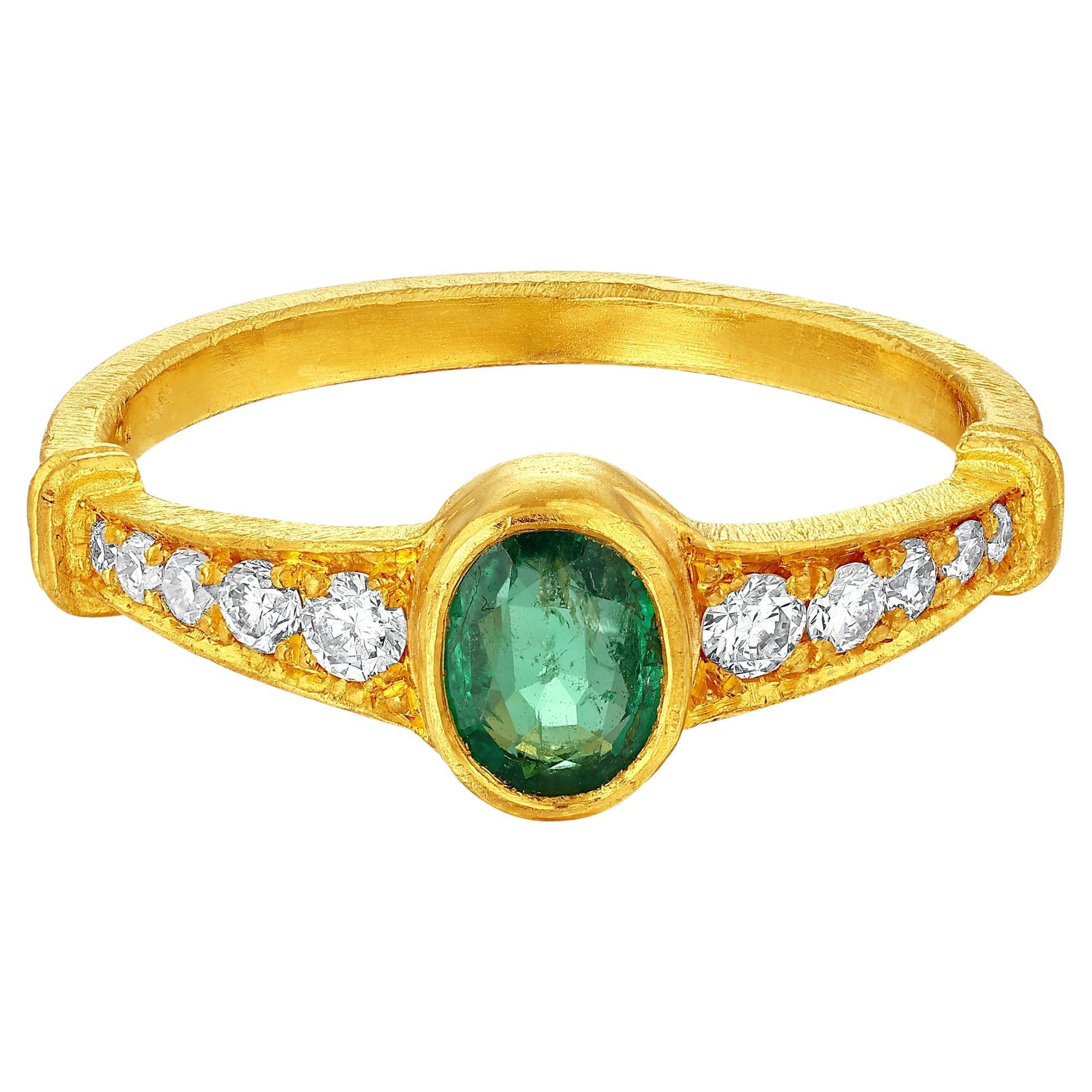 Anillo de Oro 24K para Mujer con Esmeralda y Diamantes