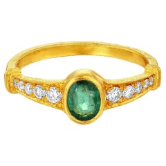 Anillo de Oro 24K para Mujer con Esmeralda y Diamantes