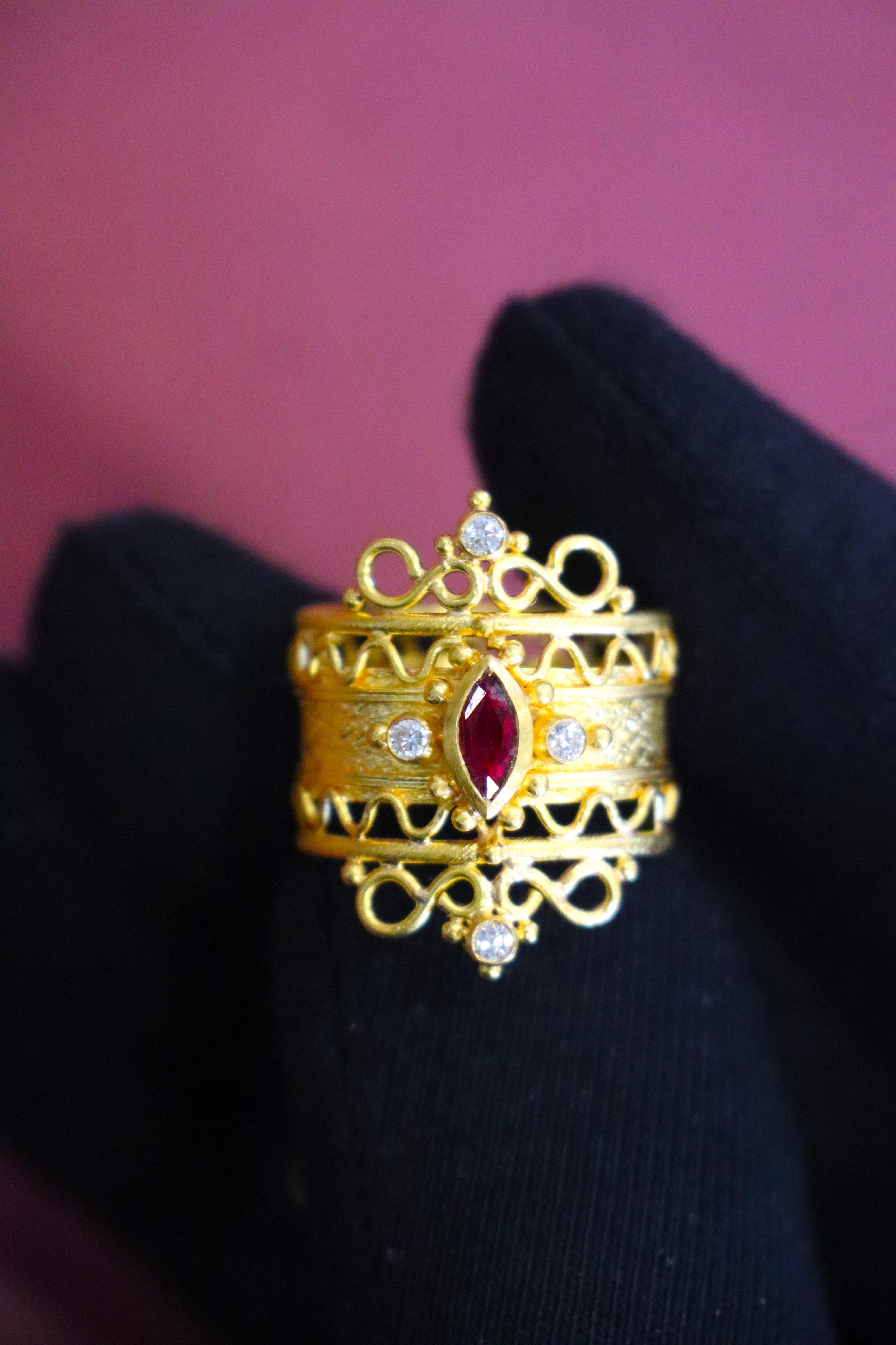 Rubí (0,32 quilates) y diamantes (0,12 quilates) 

Elaborada con elegancia atemporal, esta pieza de joyería de oro de 24 quilates se inspira en las antiguas civilizaciones de Anatolia, donde imperios como el griego, el romano, el bizantino y el