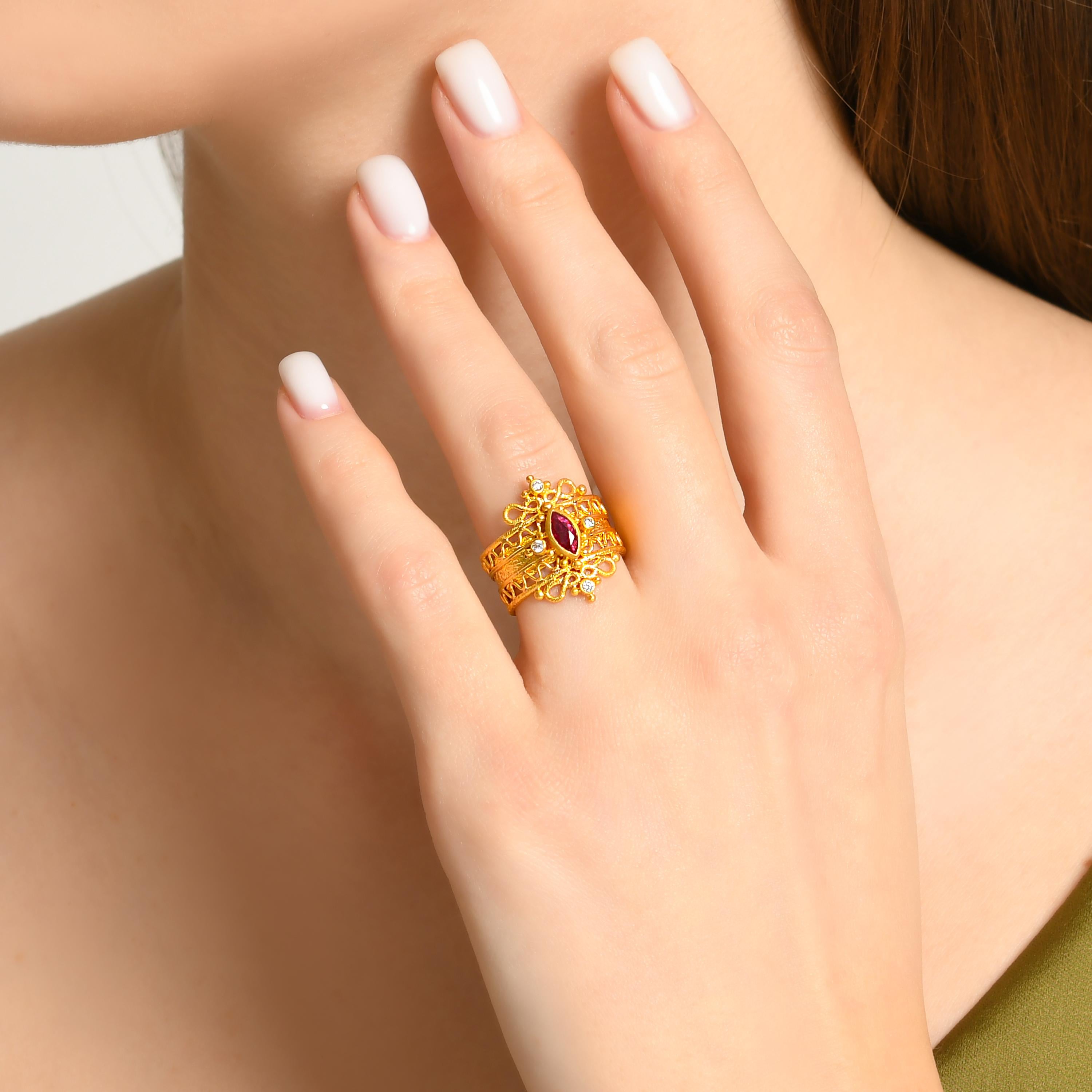 Anillo de Oro de 24K para Mujer con Rubí y Diamantes Corte marquesa en venta