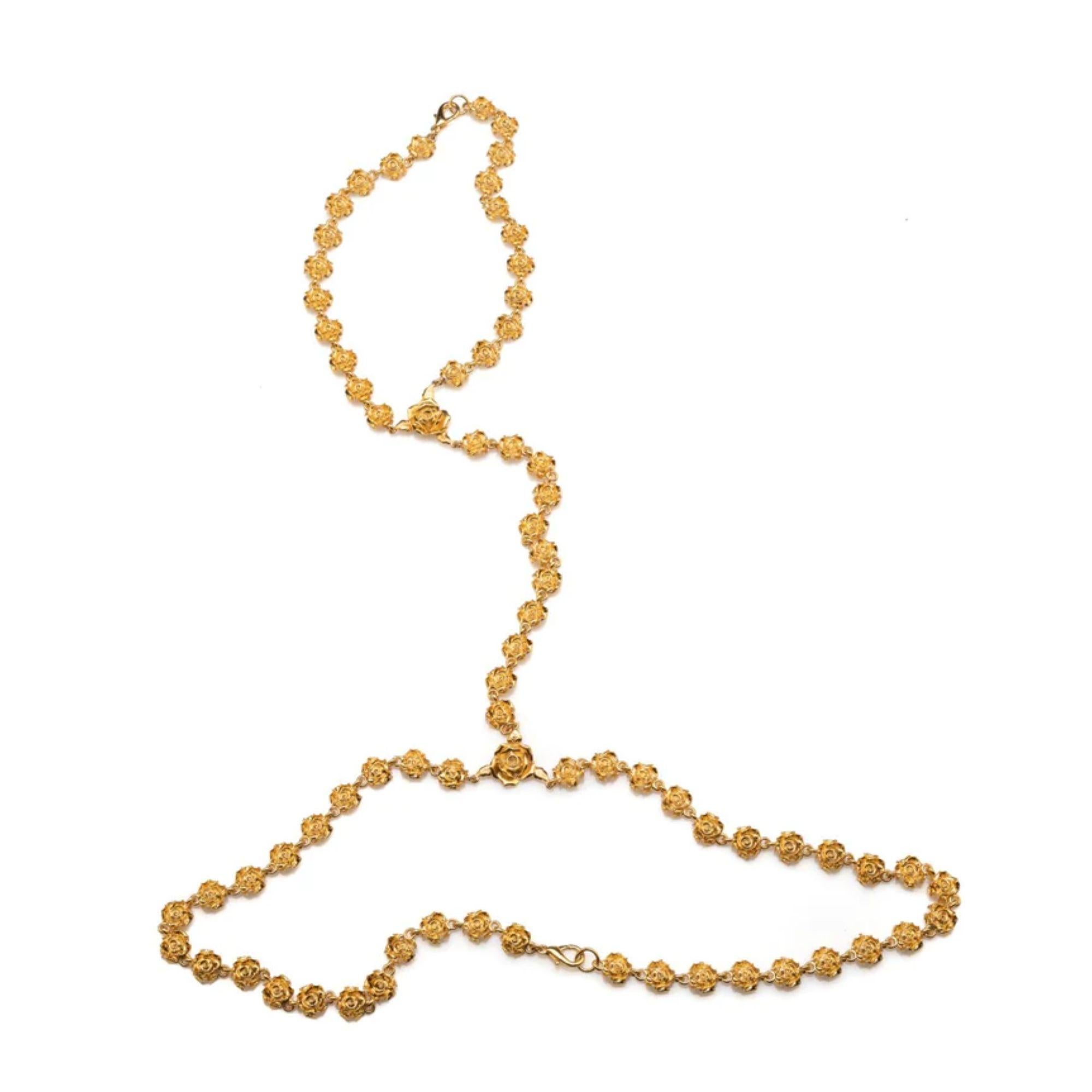 Convierte tu cuerpo en una declaración de arte con la cadena para el cuerpo Rosettes Harness en oro de 24 quilates. Este lujoso adorno envuelve el cuello, el pecho y la cintura con un diseño en cascada de rosetas doradas, formando una silueta