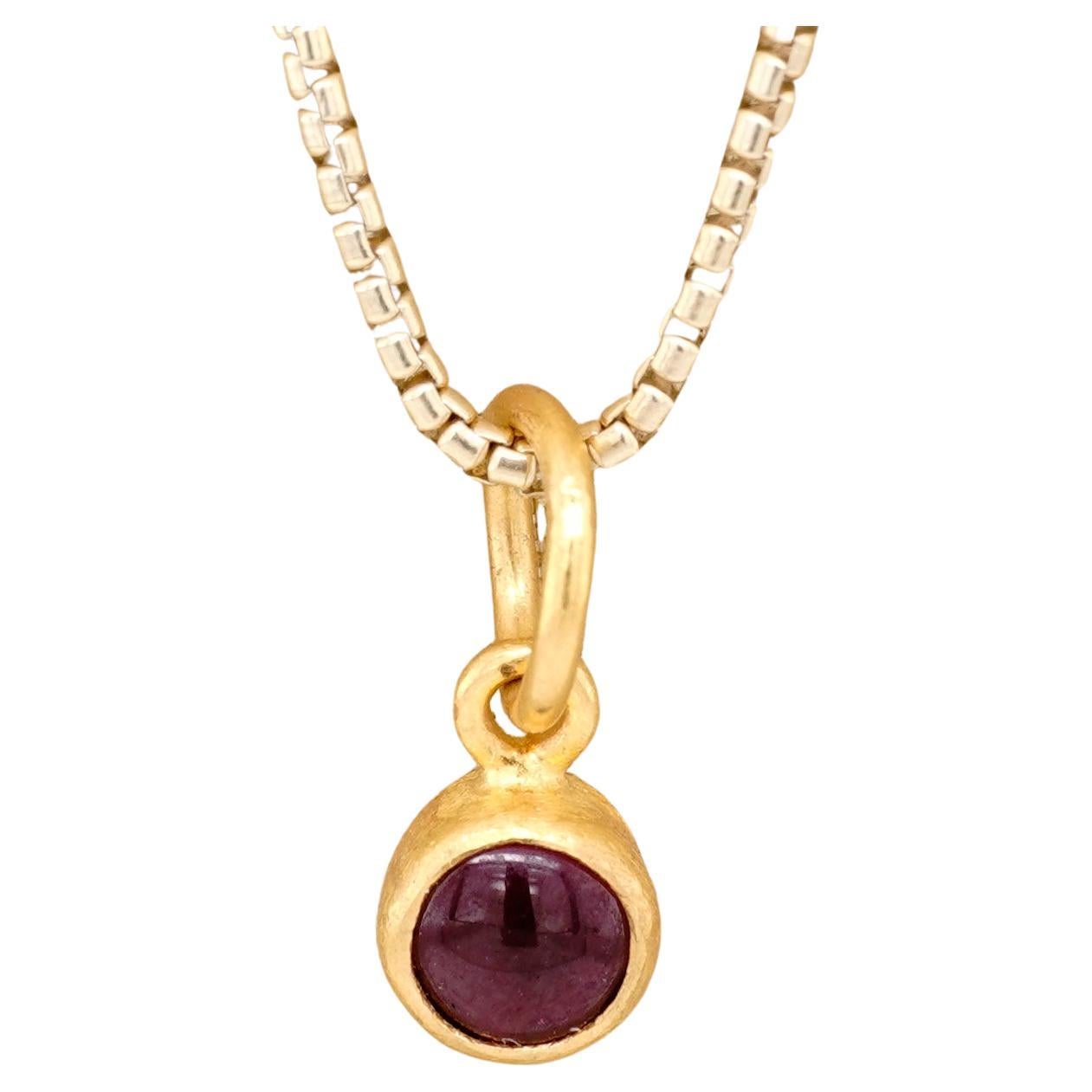 24K Gold Rund, glatt Granat Miniatur-Anhänger, handgefertigt von Prehistoric Works of Istanbul, Türkei
Der Granat gleicht die Energie aus, bringt Gelassenheit oder Leidenschaft, kann die Liebe inspirieren und den Sexualtrieb ausgleichen. Der Granat