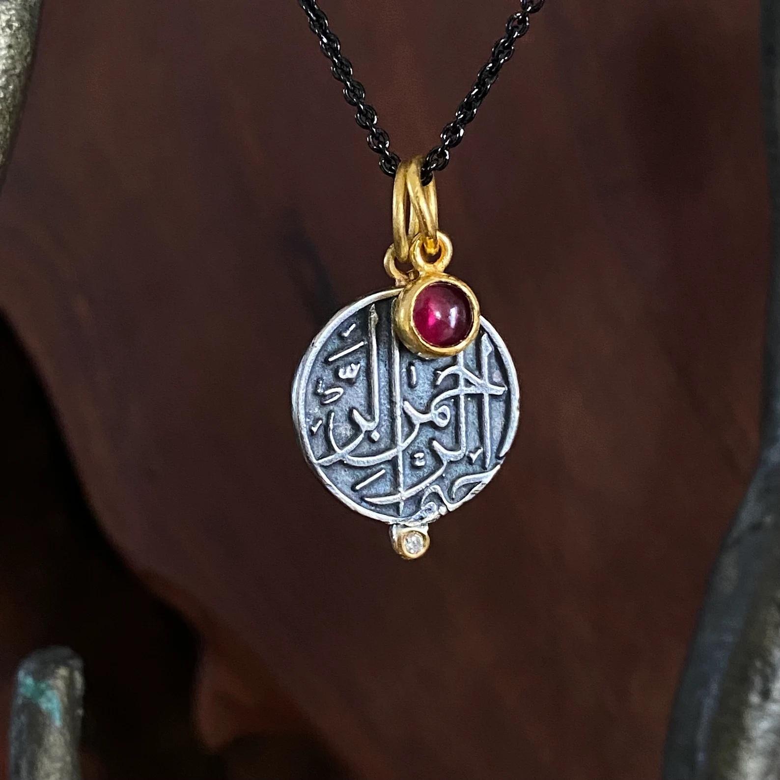 Greco classico Collana con ciondolo miniaturizzato in oro 24K con granato rosso liscio, pietra di nascita di gennaio in vendita