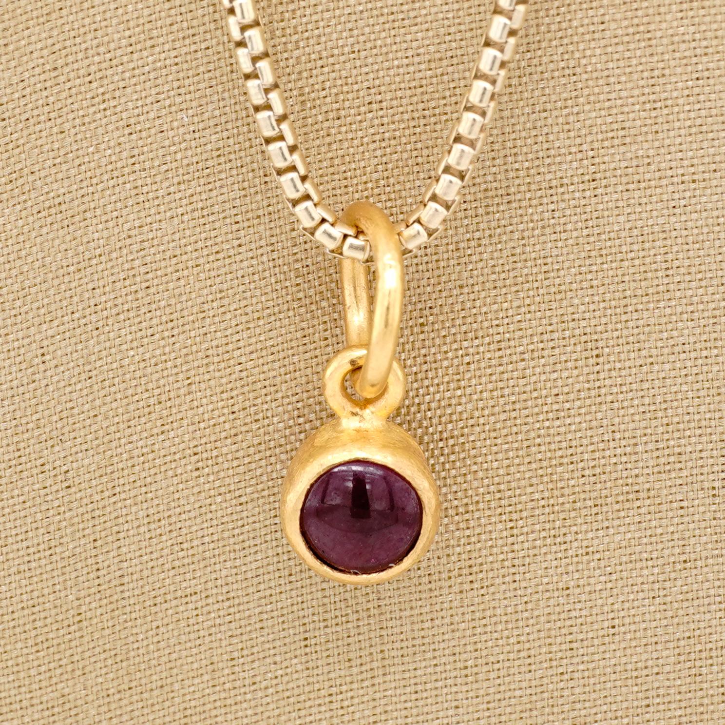 Taglio rotondo Collana con ciondolo miniaturizzato in oro 24K con granato rosso liscio, pietra di nascita di gennaio in vendita