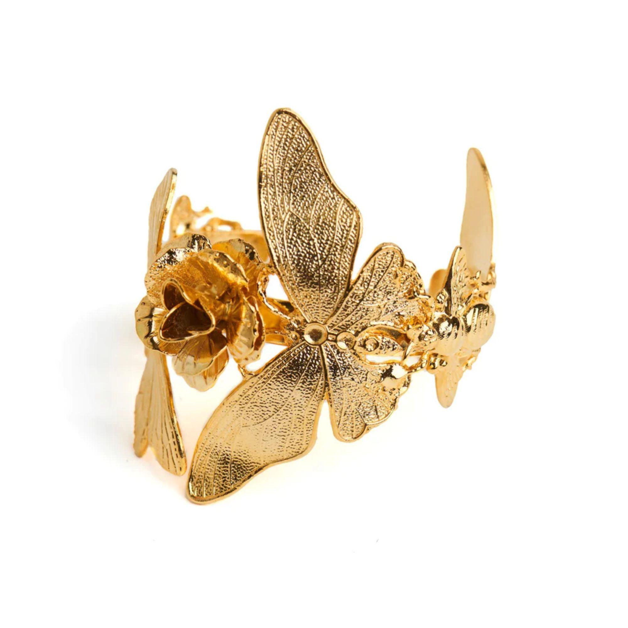 Célébration sculpturale de la flore et de la faune, ce bracelet manchette Secret Garden plaqué or 24K de Mordekai donne vie à un monde fantastique sur votre poignet. Fabriquée à la main à Los Angeles, cette large manchette met en scène un ensemble