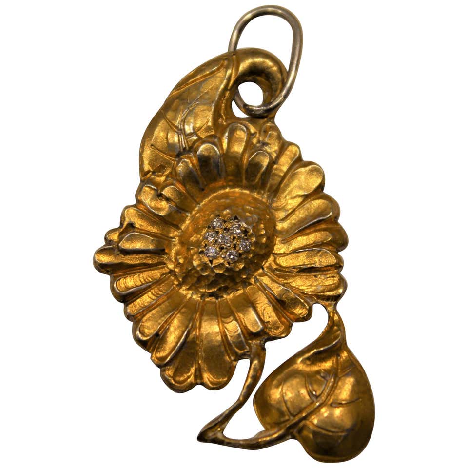 24 Karat Gold, Solid Silver Diamonds Pendant Sparkling Daisy