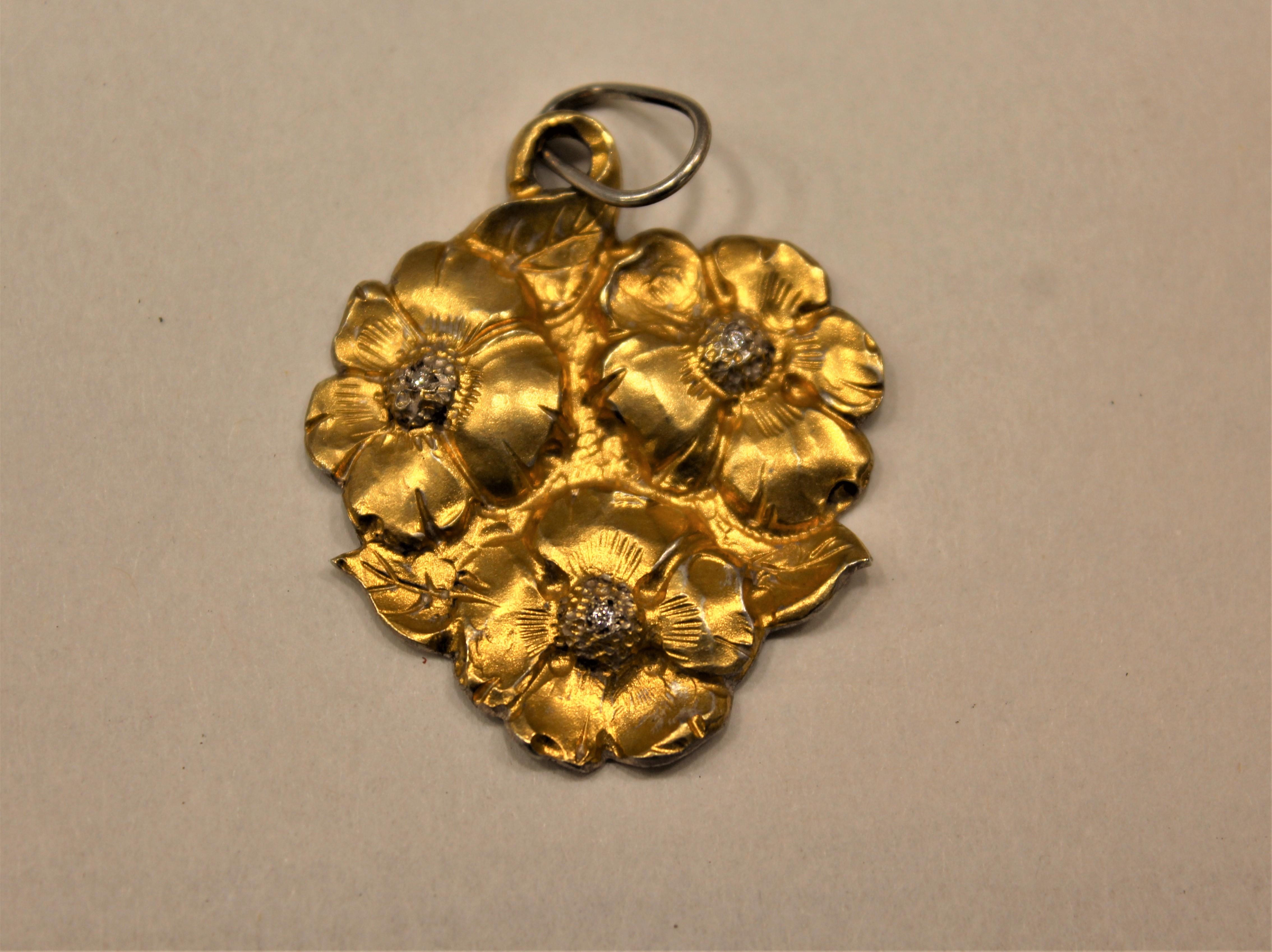 Anhänger aus 24 Karat Gold und massivem Silber mit funkelnden Blütenblättern, handgefertigt, Italien (Künstler*in) im Angebot