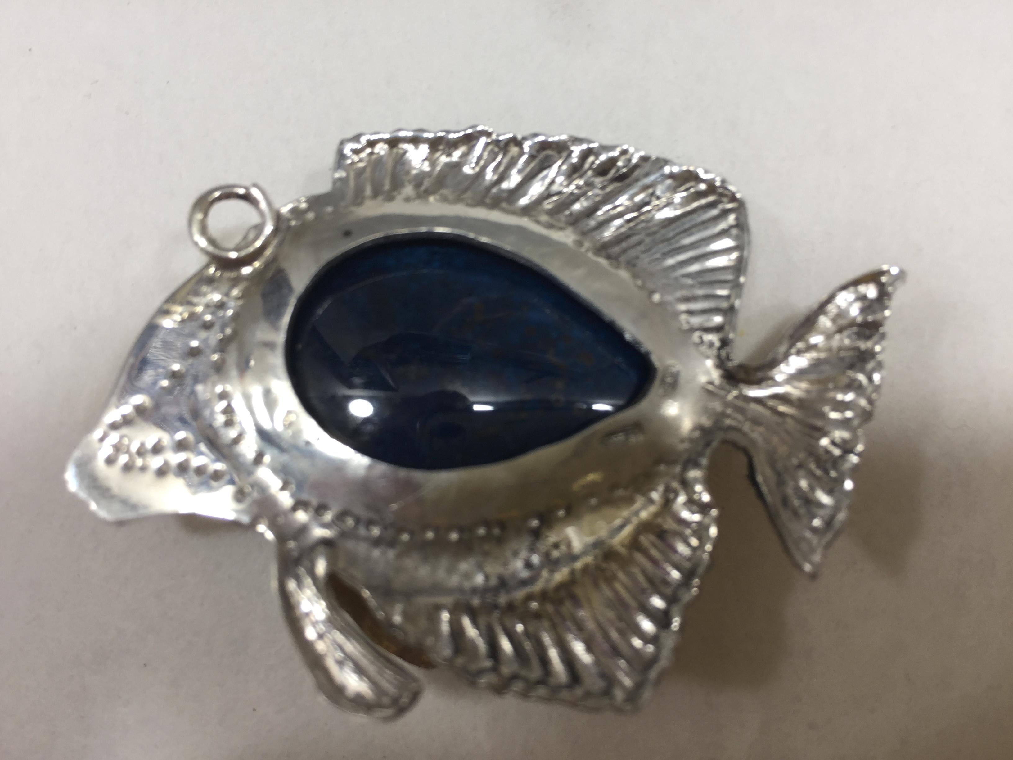 Le pendentif Fishy fait partie de notre collection de bijoux. Tous nos  les bijoux sont faits à la main : cela signifie qu'aucun n'est semblable à l'autre. En fait, notre objectif est de créer des produits uniques à forte valeur artistique. La