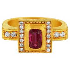 Anillo cuadrado de oro de 24k para mujer con rubí talla esmeralda y diamantes