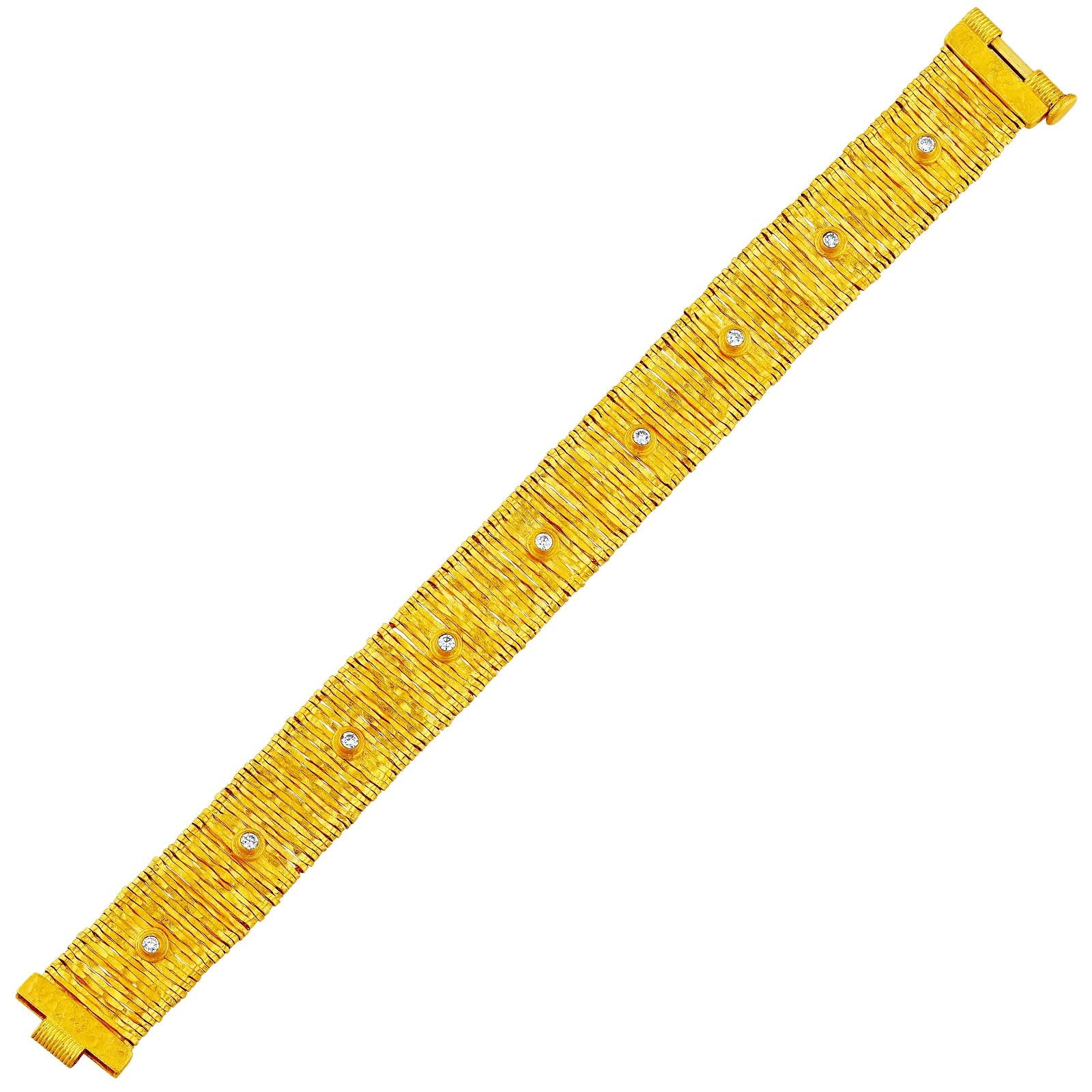 Diamantes (0,45 quilates) 

Elaborada con elegancia atemporal, esta pieza de joyería de oro de 24 quilates se inspira en las antiguas civilizaciones de Anatolia, donde imperios como el griego, el romano, el bizantino y el otomano dieron forma a la