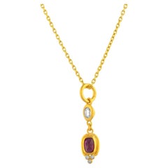 Colgante para mujer de 24k con un rubí talla pan de azúcar y diamantes