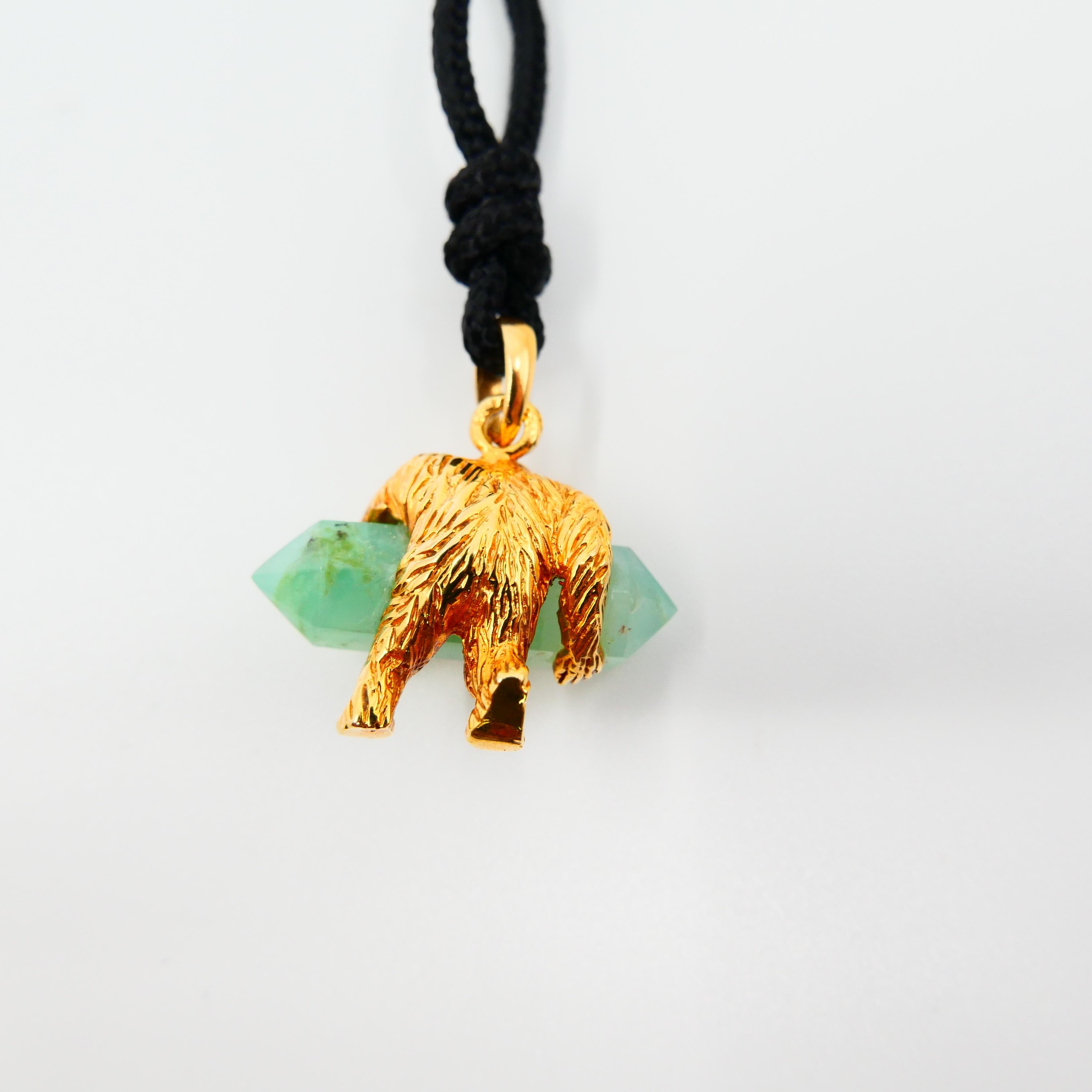 Taille grossière Collier pendentif Gorilla en or pur 24 carats et cristal vert, or jaune 9999 en vente