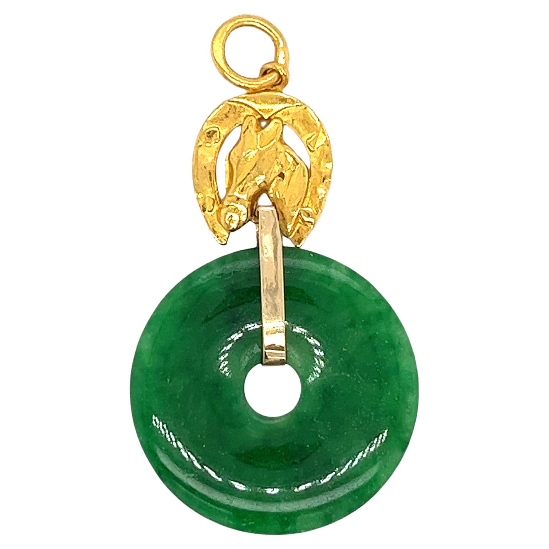 Pendentif en or pur 24 carats avec dessus en forme de cheval et jadéite en forme de cercle