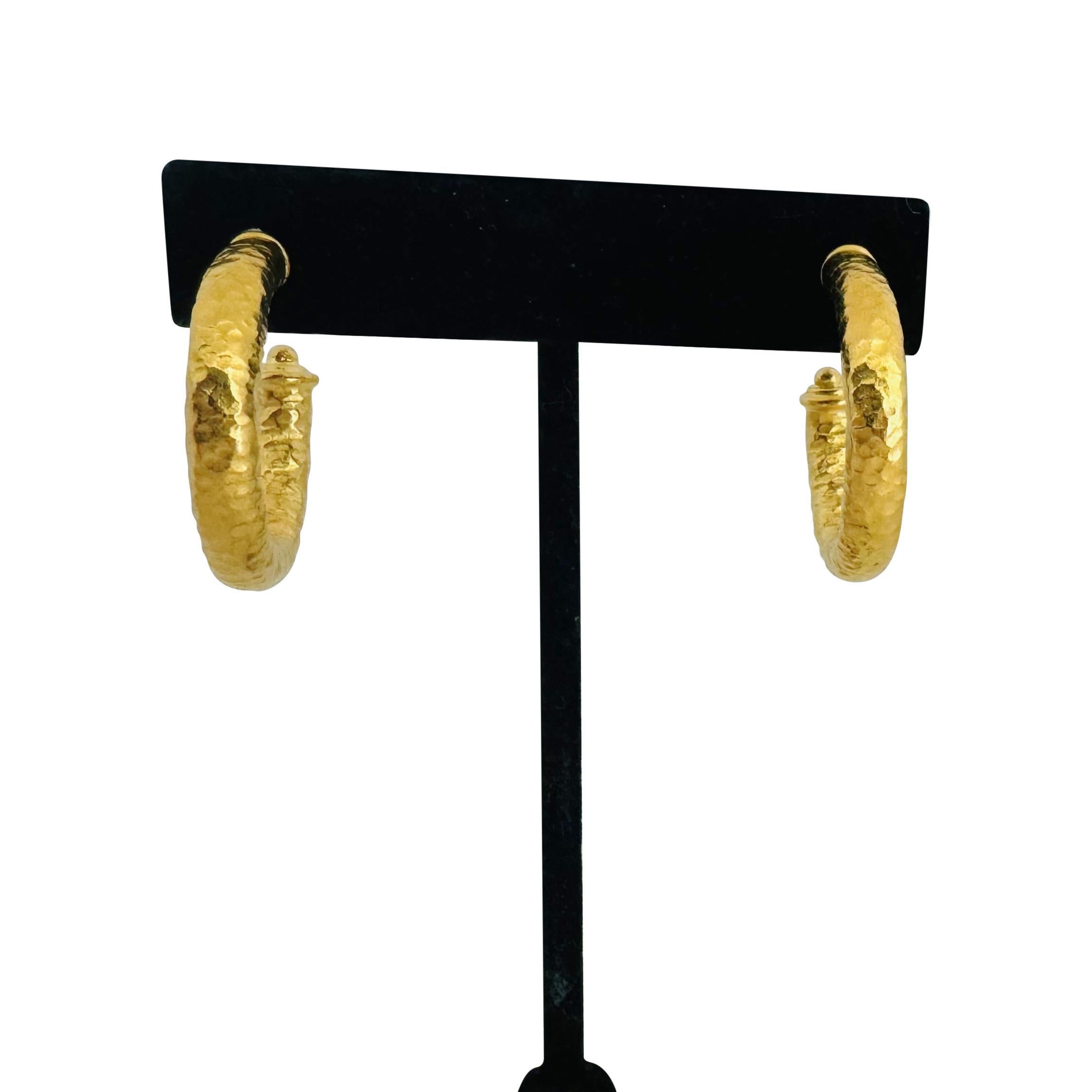 Zustand:  Ausgezeichneter Condit, Professionell gereinigt und poliert
Metall: 24k Gold (markiert und professionell getestet)
Gewicht: 20,4g
Länge: 1,2 Zoll
Breite: 1,15 Zoll
Die Dicke:  5mm
Verschluss:  Push Backs
Markierungen: 