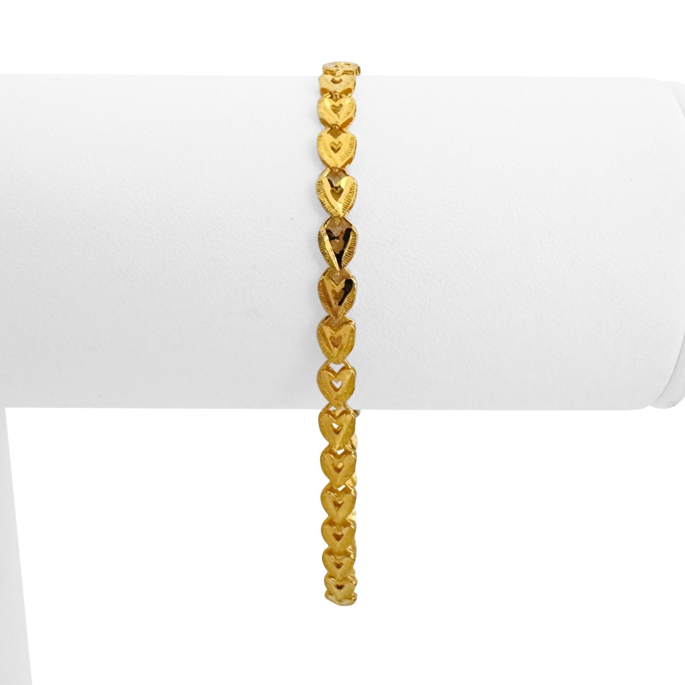 Condition:  Excellent Condition, Professionally Cleaned and Polished
Metal:  24k Gold (Marked, and Professionally Tested)
Weight:  5.2g
Length:  6.75 Inches
Width:  4mm
Closure:  Hook
Markings:  