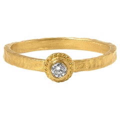 24 Karat massives Gold gehämmerte, strukturierte Blumen-Stacker-Ringe mit Diamant